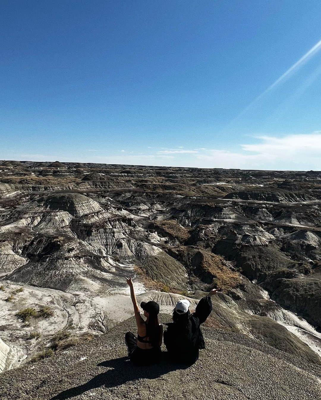 古泉千里さんのインスタグラム写真 - (古泉千里Instagram)「#dinosaurprovincialpark 🦖🖤  It really is amazing what nature has created.⛰️  📍ダイナソール州立公園  カナダ・アルバータ州カルガリーから 車で2時間ほど行った所にある 州立公園でユネスコの世界遺産に登録されている場所 壮大な絶景が広がる最高のハイキングスポット！」10月5日 16時21分 - chisamipo1030