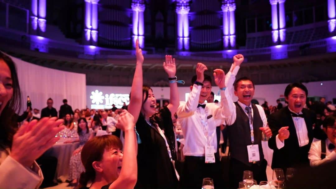 資生堂 Shiseido Group Shiseido Group Official Instagramのインスタグラム：「Shiseido presented 7 research results at the 33rd IFSCC Congress 2023 Barcelona, the world's largest research conference for cosmetics technology, in early September.  We won the top award for the Podium Presentation Basic Research category and Applied Research category.   Vice President Kajiya, Seeds Development Center, Shiseido MIRAI Technology Institute, who himself lead the research about blood and lymph vessels, also spoke about Holistic Beauty in his keynote speech.  Buoyed by the success, Shiseido R&D will continue to create revolutionary value and deliver unprecedented beauty innovations to consumers around the world toward the realization of“BEAUTY INNOVATIONS FOR A BETTER WORLD.”  スペインで9月上旬に開催された化粧品技術を競う世界最大の研究発表会「第33回国際化粧品技術者会連盟（IFSCC）バルセロナ大会2023」で 資生堂は7つの研究成果を報告し、口頭発表 基礎部門と応用部門、両方で最優秀賞を受賞、ポスター部門　ファイナリストに2名選出されました。  加えて、自らも血管・リンパ管研究をリードしてきた、資生堂 みらい開発研究所 シーズ開発センター長 加治屋が基調講演にて、ホリスティックビューティーについて語りました。  資生堂は、「BEAUTY INNOVATIONS FOR A BETTER WORLD（美の力でよりよい世界を）」の実現に向け、世界中のお客さまにこれまでにない美のイノベーションをお届けしてまいります。  #ifscc #beautyinnovation」