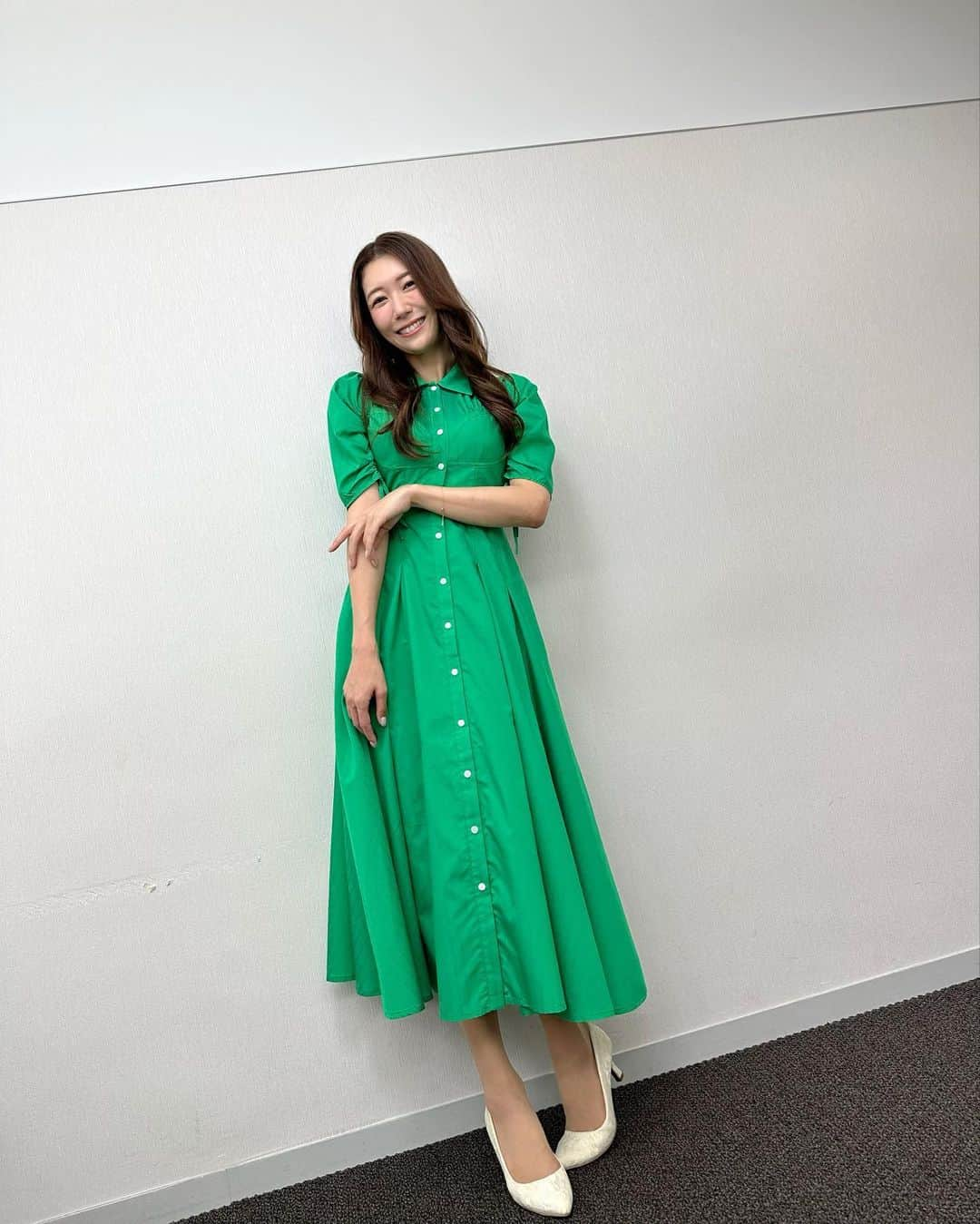 穂川果音さんのインスタグラム写真 - (穂川果音Instagram)「水曜アベプラ衣装👗  昼間はまだ暖かくて、少し歩くとポカポカするので、5部袖コーデがオススメです😊 とは言いつつも、、 1日の気温の変化が大きいですねー！ 昼間は暖かくても、夜はひんやりします。 羽織もの忘れずに〜！  #26度の日コーデ　#秋コーデ　#10月コーデ　#ワンピースコーデ　#明日コレ着よコーデ　#アベプラ　#fashion #ootd #気象予報士　#気象キャスター」10月5日 16時27分 - hokawakanonn