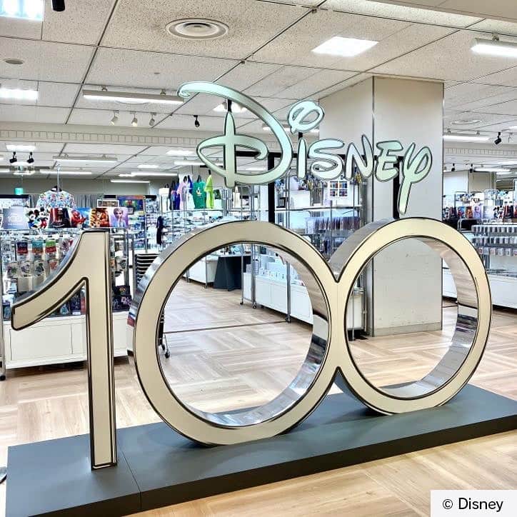 daimarusapporoさんのインスタグラム写真 - (daimarusapporoInstagram)「「ディズニー100」テーマ商品が盛りだくさん！ 7階 催事場で【Disney100 THE MARKET】を開催中！  ディズニーの創立100周年を記念したグッズが勢ぞろい。 ぬいぐるみやキーホルダー、お菓子など、わくわくするグッズがずらりと並びます。  大丸札幌店で先行販売となるのが、OSWALDがデザインされたポーチやバッグ。 ポップでかわいいデザインに、思わず笑顔になってしまいます🥰  様々なキャラクターがデザインされたカードは、なんと100種類以上！ その他にも限定デザインのBOXに入ったスイーツや特別なアート作品など、見逃せない商品がたくさんです。  大人から子どもまで、みんなが夢中になるディズニーの世界。 100周年だけの特別なイベントを、ぜひ会場でお楽しみください！  【Disney100 THE MARKET in 大丸札幌店】 10月4日(水)→16日(月) 7階 催事場 午前10時〜午後7時 ※初日／午後8時まで ※最終日／午後6時閉場 入場無料 ※商品は数に限りがございます。売り切れの際はご容赦ください。  詳しくは、ハイライト(@daimarusapporo)から特設サイトをご覧ください。  © Disney © Disney/Pixar © & ™ Lucasfilm Ltd, © 2023 MARVEL #大丸札幌 #Disney100」10月5日 16時27分 - daimarusapporo