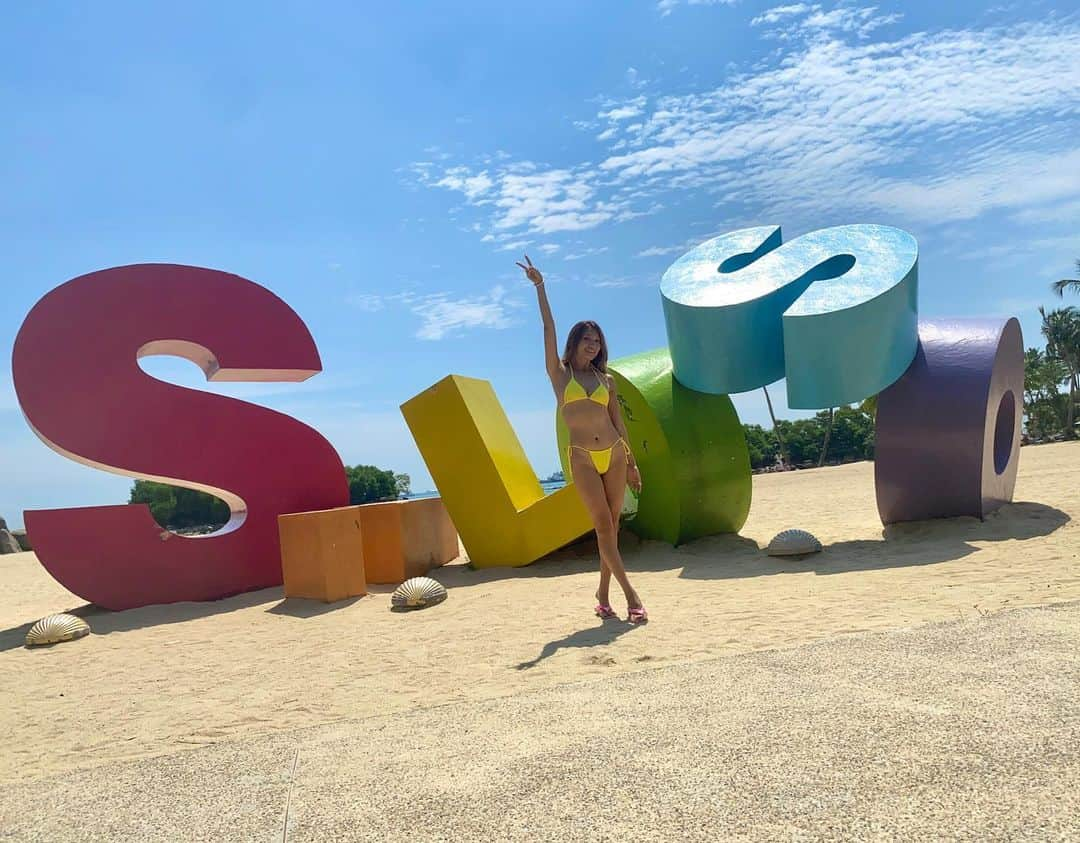 市原彩花さんのインスタグラム写真 - (市原彩花Instagram)「Siloso beach🏝️  シンガポールで1番好きなビーチ🤭 シート広げてのんびり出来る🐠 シャワーもセブンイレブンもあるし、夕陽も綺麗だよ🌅  #siloso#silosobeach#シロソビーチ#セントーサ#セントーサ島#sentosa#sentosaisland#singapore#シンガポール#singapura#海外生活#海外旅行#海外移住#シンガポール生活#シンガポール在住#シンガポール観光#singaporetravel#singaporetrip#水着#ビキニ#bikini#swimsuit#bikinimodel #あーちゃんシンガポール」10月5日 16時27分 - ayaka_ichihara