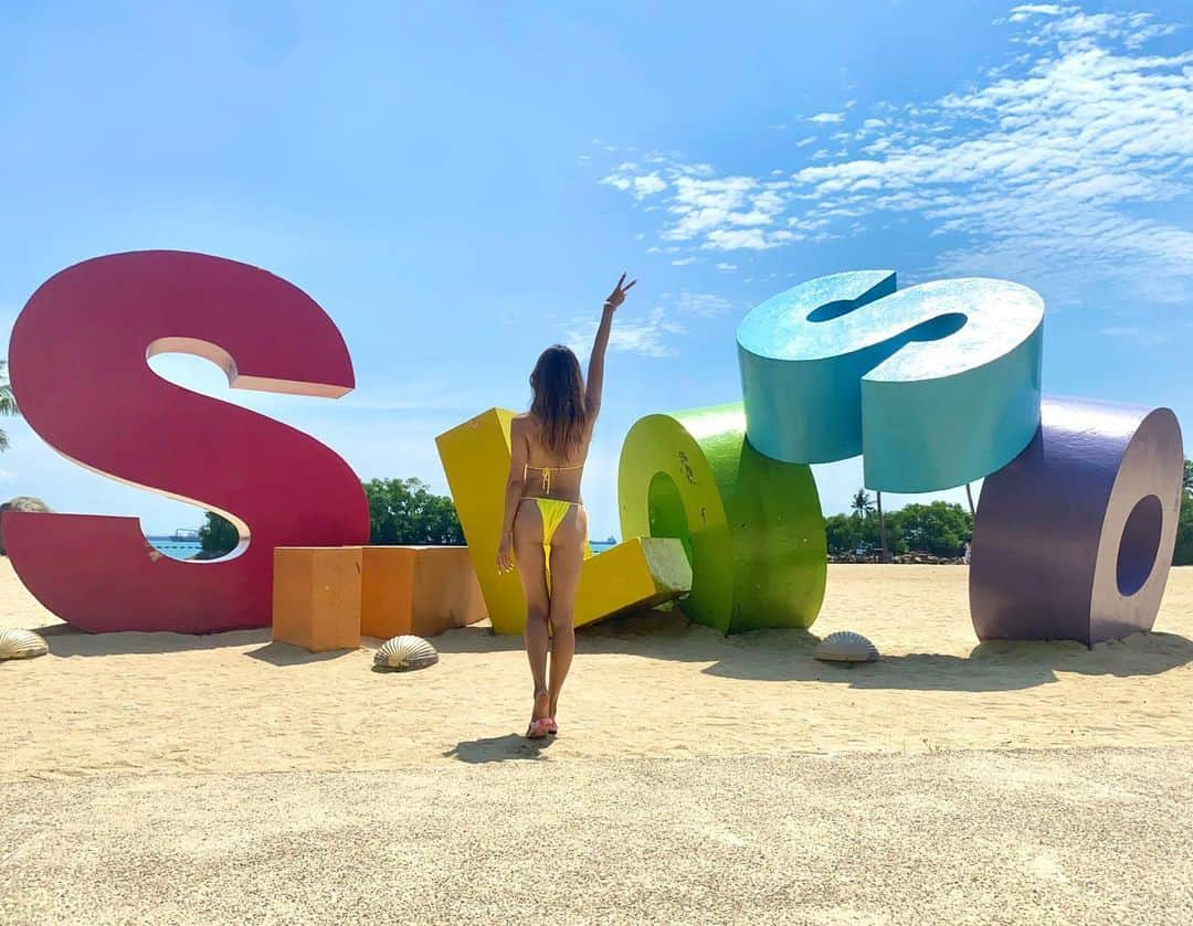 市原彩花さんのインスタグラム写真 - (市原彩花Instagram)「Siloso beach🏝️  シンガポールで1番好きなビーチ🤭 シート広げてのんびり出来る🐠 シャワーもセブンイレブンもあるし、夕陽も綺麗だよ🌅  #siloso#silosobeach#シロソビーチ#セントーサ#セントーサ島#sentosa#sentosaisland#singapore#シンガポール#singapura#海外生活#海外旅行#海外移住#シンガポール生活#シンガポール在住#シンガポール観光#singaporetravel#singaporetrip#水着#ビキニ#bikini#swimsuit#bikinimodel #あーちゃんシンガポール」10月5日 16時27分 - ayaka_ichihara