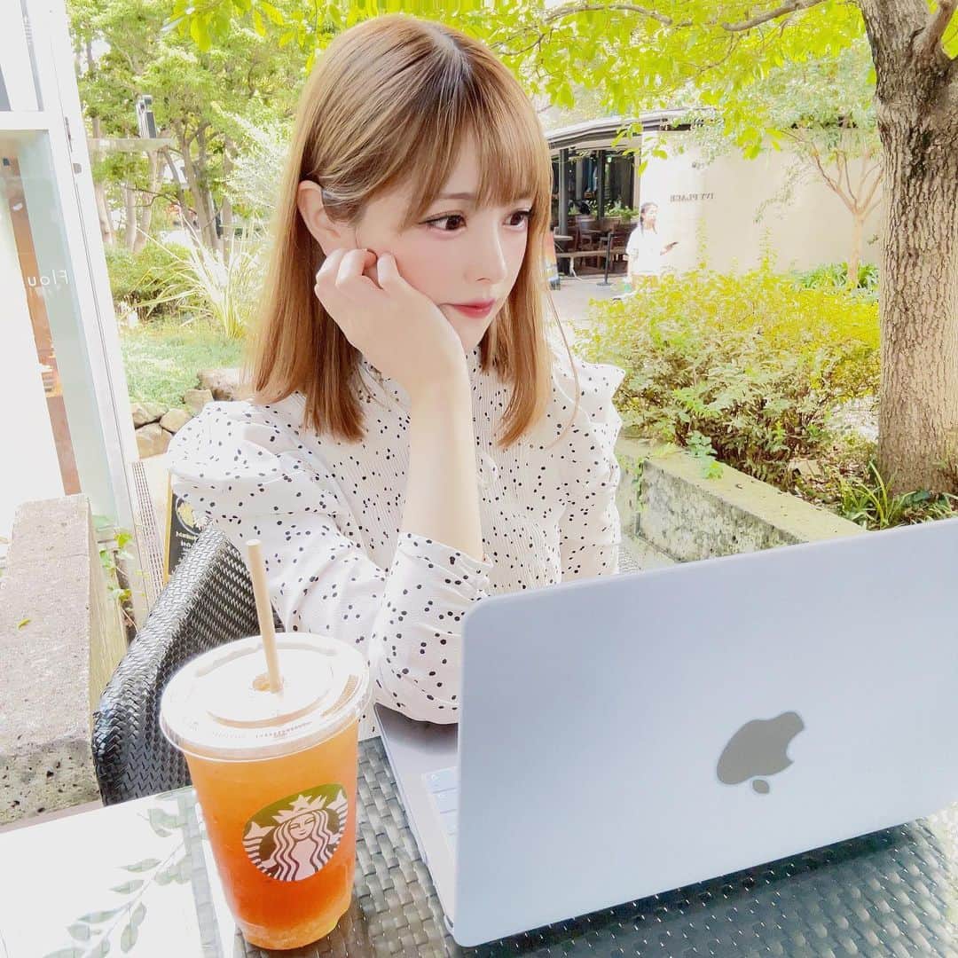 雪森れいらのインスタグラム：「動画編集は基本スタバ☃️ Venti頼んで1日過ごしてる」