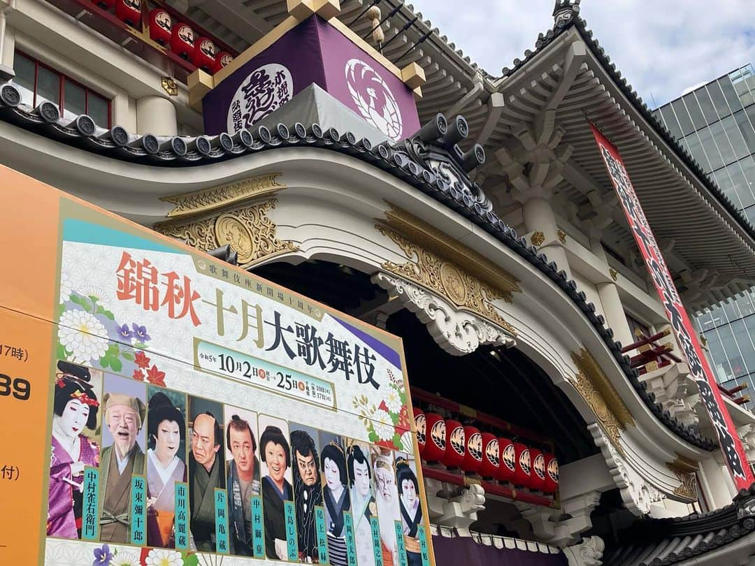 小林香さんのインスタグラム写真 - (小林香Instagram)「寺島しのぶさんが歌舞伎座に初出演されたので、その勇姿を観たいと、チケット握りしめて行ってきました。山田洋次監督が細かいところまで演出された芝居は面白く、中村獅童さんをはじめとする役者さんたちはのびのびと感情豊かで、楽しい観劇となりました。  私の東宝時代に一作品だけ関わらせていただいた寺島さんからは強い影響を受けました。本当に格好いい方だなとずっと思っています。  #寺島しのぶ さん #歌舞伎座  #文七元結」10月5日 16時32分 - caori_covayashi