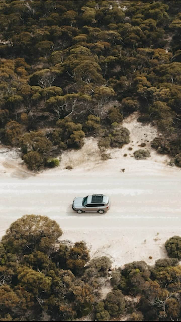 Toyota Australiaのインスタグラム：「Road tripping from the mountains to the coast with @tomderickx」