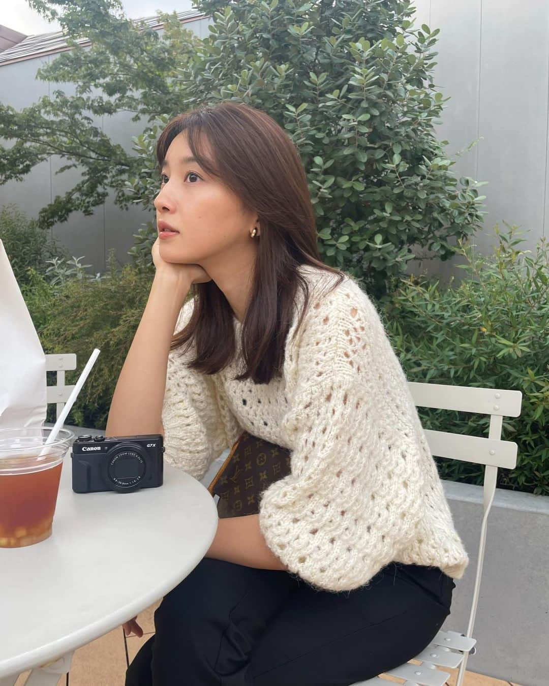 静麻波のインスタグラム：「お気に入りニット🪵🐿️🧶 やっと着られる気候になってきた♡」