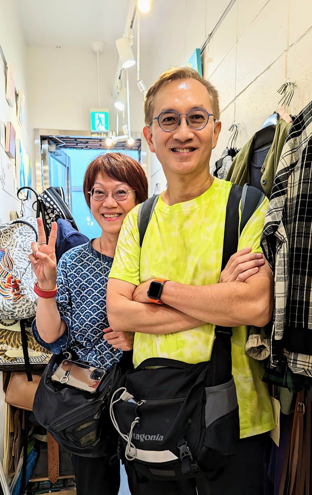 平井富子のインスタグラム：「A wonderful couple appears from America！  LAからJimさんとSueさんがアンシャンテに、、  日本には、何回か。青森の温泉に行くらしい。 楽しそう〜  「散歩ですか柴犬トートバッグ」等多数気に入って頂きました。 また、東日本大震災の被災者(福島県広野町)さん達が編んでいるイチゴのアクリルたわしも。感謝です〜  青森で、のんびりと温泉をお楽しみ下さい。」