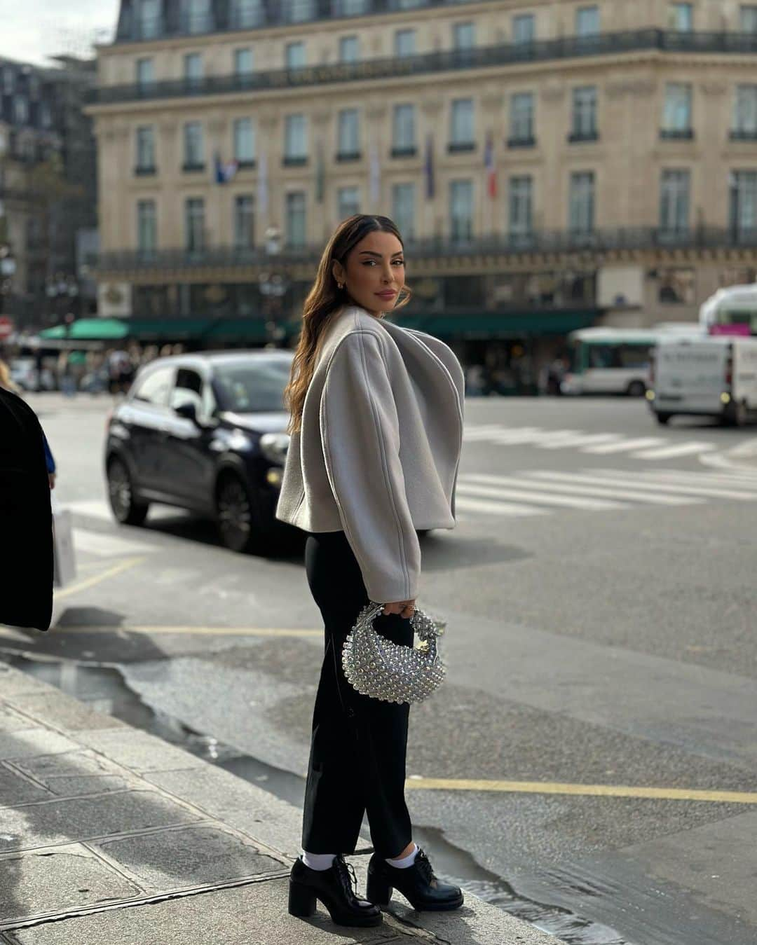 sananasのインスタグラム：「🐭 ma passion du moment : cette veste en laine @hm ! Le matin elle me regarde, je la regarde et on se comprend 🥶J’ai ressorti mes derbies @prada aussi because efficacité et tricherie inaperçue grâce au talon 👌🏻  Réf veste S : 1097243002 Réf pantalon 38 : 1011909015004」