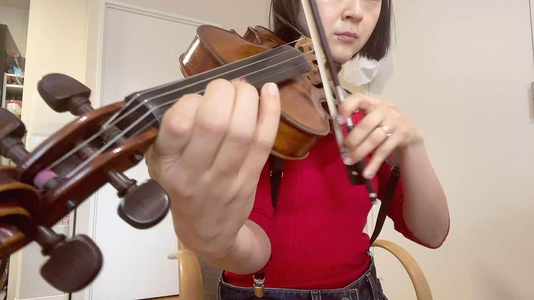 白澤美佳のインスタグラム：「✴︎✴︎✴︎ practice🎻🎻🎻 10/9に向けての練習です。 これ、めちゃ有名な曲のある一部なんですが(KOSEI編曲だから鬼難👹😂) なんの曲か分かったらすごい！  みんな、Live来てね❤️  #violin #violinist  #practice #🎻 #練習動画 #難曲 #ライブに向けて準備中  #Arcoiris #白澤美佳」