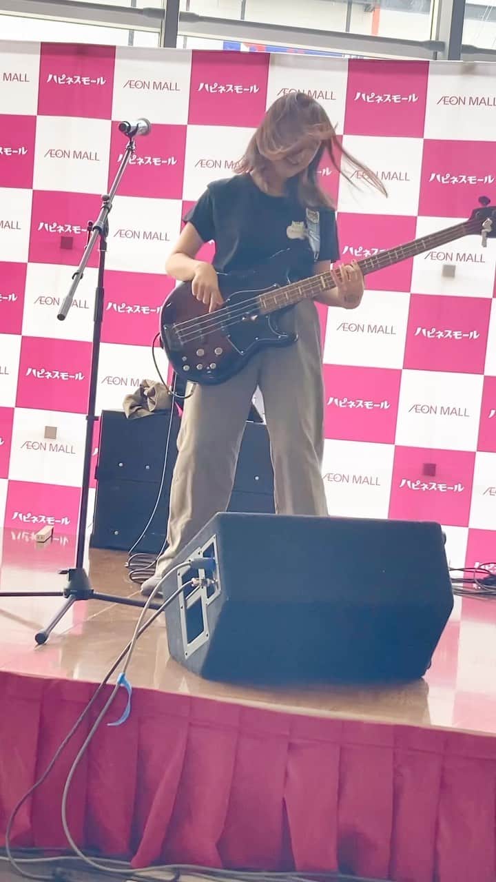 OKAPYのインスタグラム：「. 🎸MOTTO GO FUNK!!  イオンモール松本でのライブ映像も あと少しとなりました🤗♥️  そして今日発表になりました！！ 12/17(日)新宿SACT!にて ピアノ弾き語りアヤネちゃんと 2マンライブをやります😆🎄🎁 ぜひ遊びにきてネ🥹✨」