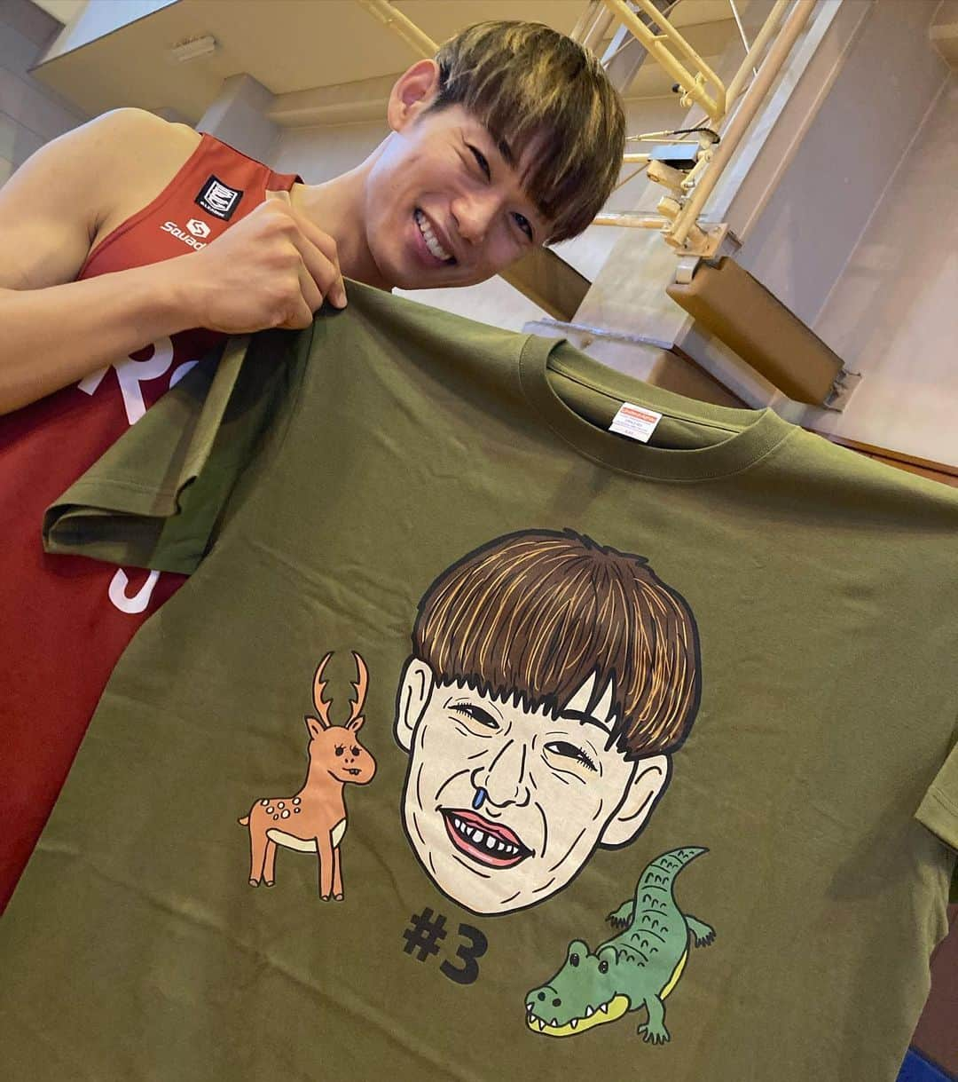 藤高宗一郎のインスタグラム：「. 少し早めの誕生日プレゼントが体育館に届いていました👕 めっちゃ嬉しい✨ いつ着ようかな〜😂 ありがとうございます！！ #TeamTHREE3 #はなたれ小僧  #32歳は垂らさないように気をつけます #むしろ垂れ流していきます」