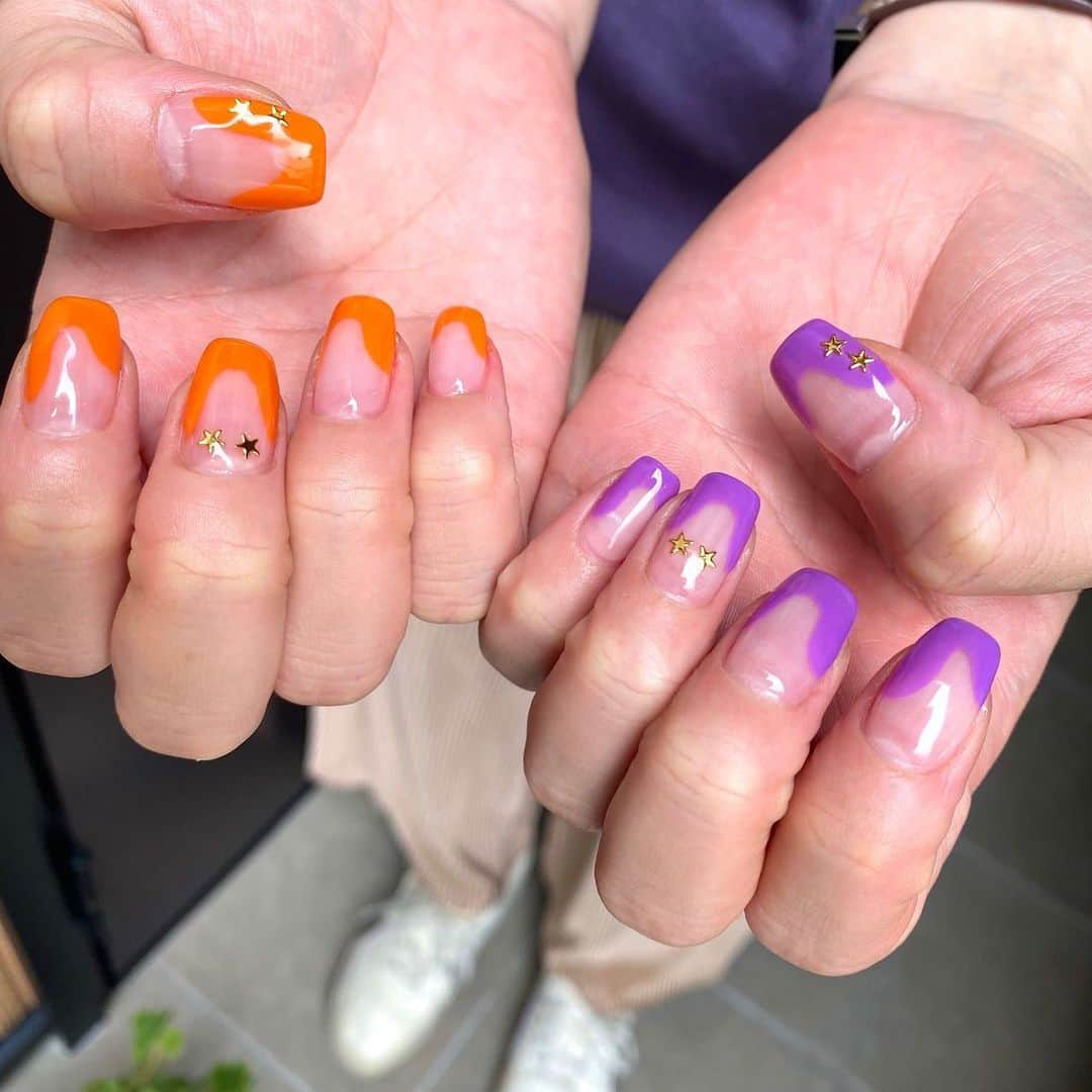 三島ゆかりさんのインスタグラム写真 - (三島ゆかりInstagram)「今月のネイル💅 オレンジと紫の変形フレンチで2本づつ星つけてもらいました⭐️ あんまりこーゆーイベントネイルやらないけど、ネイル周期が今ちょうど月初めで丸々1ヶ月楽しめそうやと思ったのでハロウィン仕様にしました💜🎃 かわいい〜🥰  キッズスペースには入れた途端泣いたので一部解放してもらい、オフの間は膝の上にいたけどそこから慣れておもちゃで遊んだりYouTube見たりしててくれました👶 私の服の中で授乳してて、中で動くとど根性がえるのぴょん吉みたいになってネイリストさんがおもろいです言うてたwww 子が歩き回ってても膝の上でも授乳しながらでも施術してくれて助かりました😅  #ネイル #ハロウィンネイル #子連れネイル #キッズスペース #自宅サロン #かわいい #男の子ママ #一児のママ #1歳5ヶ月 #三島ゆかり #ゆかりんご #ど根性ガエル #ぴょん吉 #側から見たらこんな感じ #おもろい #授乳服 #これからはニット」10月5日 16時45分 - apple340