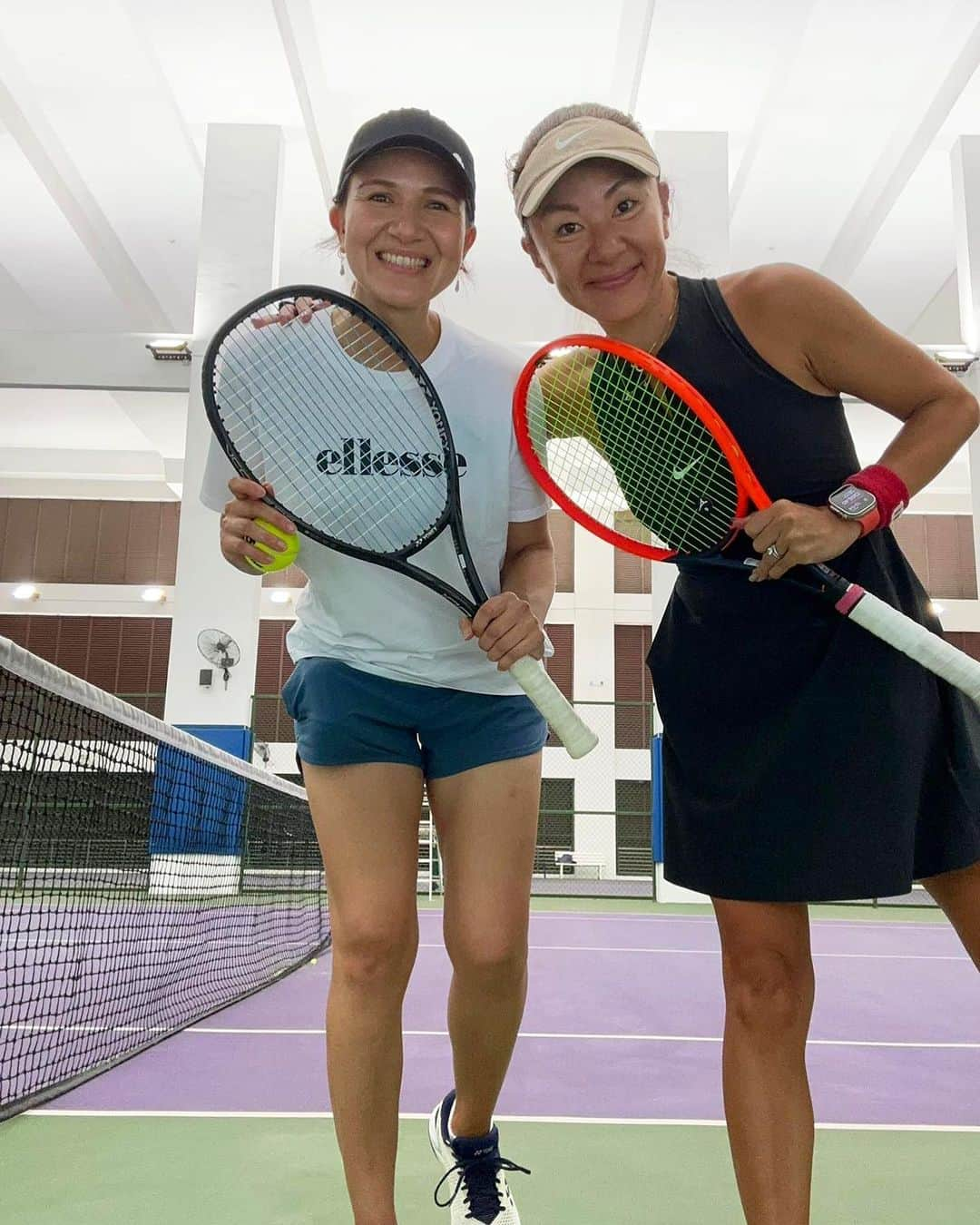 瀬間友里加のインスタグラム：「Tennis day🎾先日1時間だったけどテニスできて幸せでした😆 👶見ててもらう人がいないとテニス出来ないので、この日は感謝してテニスしました笑💓 今の運動というと、上の子学校送った後のベビーカーでのジョギングぐらい😂 それでも私にとってはリフレッシュできるひととき❤️ おうちでも効率よく体動す時間作りたい😂 @manatogo ありがとうございました🥺 #tennis #ellesse #エレッセ #エレッセテニス @ellessejapan #singapore #シンガポール在住 #テニス女子」