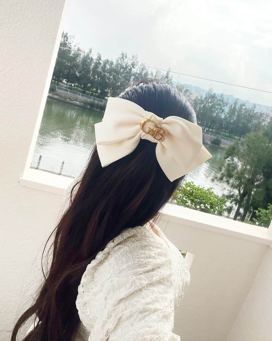 神宮 若奈さんのインスタグラム写真 - (神宮 若奈Instagram)「GUNA BONNIEのGBバッチと レースワンピースかわいすぎる🤍 　　 　　　 レースワンピースはベージュなので 結婚式に着て行けるということで 着て行ったよ🤍🤍🤍 　　　 GBバッチは服にもリボンにも バッグにも合わせて使えて 付けるだけでおしゃれ度増してすき 　　 　　　 レースワンピースは 28度くらいの曇り天気の沖縄で着ても 暑くなくて着心地も最高でした✨ 　　　 #gunabonnie #グナボニ #レースワンピース  #結婚式 #およばれコーデ #お呼ばれヘア  #okinawa #wedding #常プリンセス気分のアラサー」10月5日 16時48分 - jinguwakana