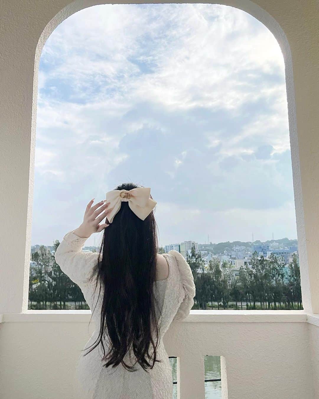 神宮 若奈さんのインスタグラム写真 - (神宮 若奈Instagram)「GUNA BONNIEのGBバッチと レースワンピースかわいすぎる🤍 　　 　　　 レースワンピースはベージュなので 結婚式に着て行けるということで 着て行ったよ🤍🤍🤍 　　　 GBバッチは服にもリボンにも バッグにも合わせて使えて 付けるだけでおしゃれ度増してすき 　　 　　　 レースワンピースは 28度くらいの曇り天気の沖縄で着ても 暑くなくて着心地も最高でした✨ 　　　 #gunabonnie #グナボニ #レースワンピース  #結婚式 #およばれコーデ #お呼ばれヘア  #okinawa #wedding #常プリンセス気分のアラサー」10月5日 16時48分 - jinguwakana