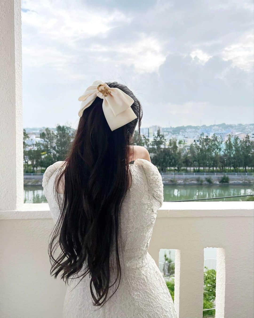 神宮 若奈さんのインスタグラム写真 - (神宮 若奈Instagram)「GUNA BONNIEのGBバッチと レースワンピースかわいすぎる🤍 　　 　　　 レースワンピースはベージュなので 結婚式に着て行けるということで 着て行ったよ🤍🤍🤍 　　　 GBバッチは服にもリボンにも バッグにも合わせて使えて 付けるだけでおしゃれ度増してすき 　　 　　　 レースワンピースは 28度くらいの曇り天気の沖縄で着ても 暑くなくて着心地も最高でした✨ 　　　 #gunabonnie #グナボニ #レースワンピース  #結婚式 #およばれコーデ #お呼ばれヘア  #okinawa #wedding #常プリンセス気分のアラサー」10月5日 16時48分 - jinguwakana