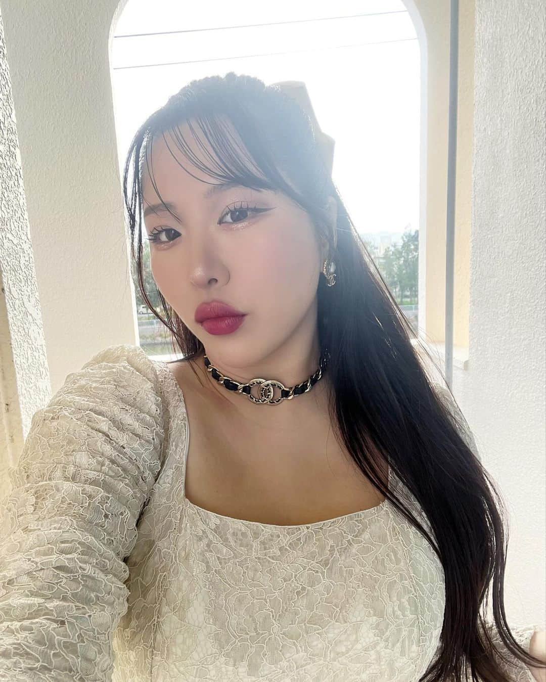 神宮 若奈さんのインスタグラム写真 - (神宮 若奈Instagram)「GUNA BONNIEのGBバッチと レースワンピースかわいすぎる🤍 　　 　　　 レースワンピースはベージュなので 結婚式に着て行けるということで 着て行ったよ🤍🤍🤍 　　　 GBバッチは服にもリボンにも バッグにも合わせて使えて 付けるだけでおしゃれ度増してすき 　　 　　　 レースワンピースは 28度くらいの曇り天気の沖縄で着ても 暑くなくて着心地も最高でした✨ 　　　 #gunabonnie #グナボニ #レースワンピース  #結婚式 #およばれコーデ #お呼ばれヘア  #okinawa #wedding #常プリンセス気分のアラサー」10月5日 16時48分 - jinguwakana