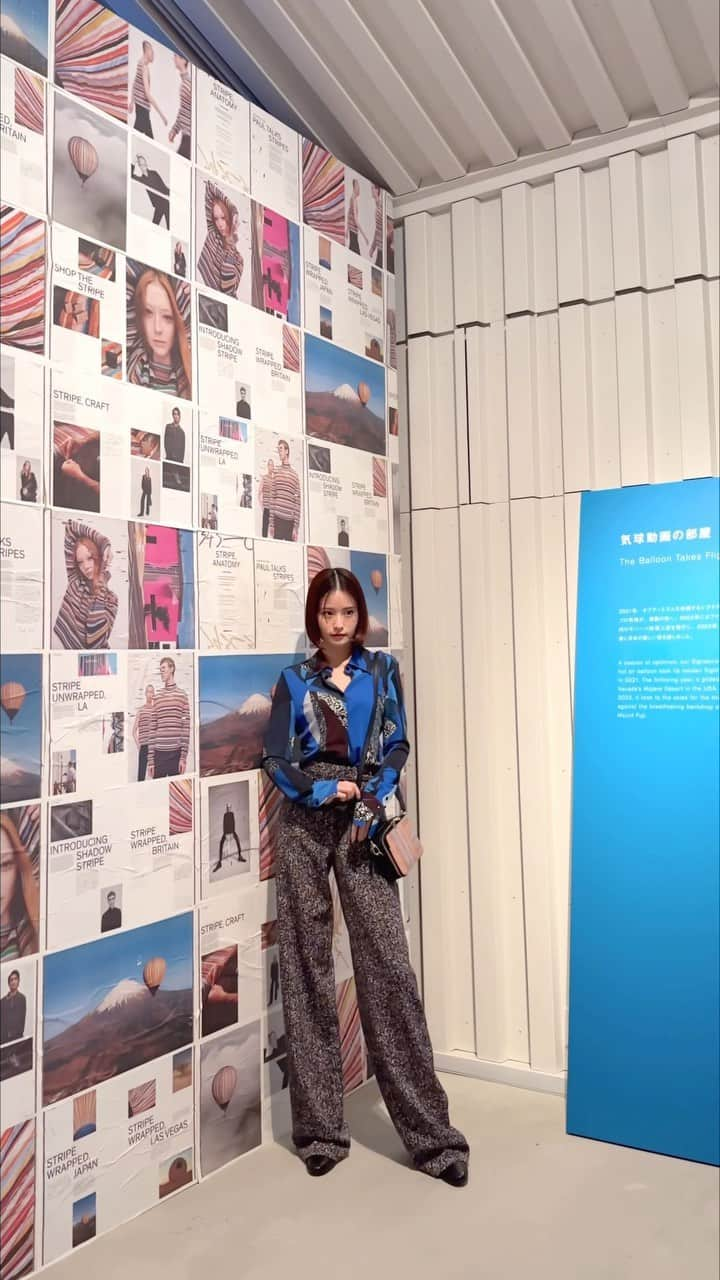 横田ひかるのインスタグラム：「Paul Smith Signature Stripe Pop Up 🏜️  ポールスミスのアイコンとなる"シグネチャーストライプ"の過去と現在を紐解く、さまざまなインスタレーションを体感しました。アイテムを彩るカラフルなストライプがユニークでクラシックな印象を与えてくれます。  ポール・スミスさんともご挨拶出来て光栄でした。  10/5~10/15 ＠表参道BANK GALLERY 是非、足を運んでみてください!  @paulsmithjapan  #stripeunfolded  #pr」