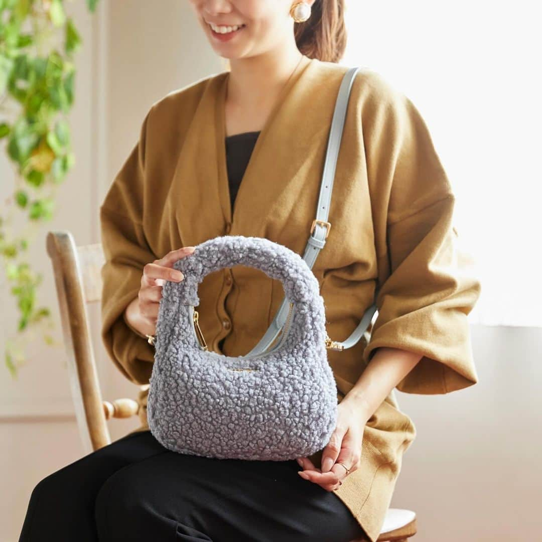 Samantha Thavasaさんのインスタグラム写真 - (Samantha ThavasaInstagram)「New Arrival✨ FUR MINI BAG --------------------------  ぬいぐるみのようなもこもことした弾力感と軽い持ち心地のミニバッグ🐏  冬めいた気分を盛り上げてくれそうな大人可愛いアイテム🩷  優しく可憐な雰囲気になるカールファーで気分を高めて❄️  -------------------------- price  small ¥22,000 large ¥24,200  #サマンサタバサ #samanthathavasa  #バッグ  #bag  #minibag  #トートバッグ  #furbag  #new」10月5日 16時55分 - samantha.thavasa_official