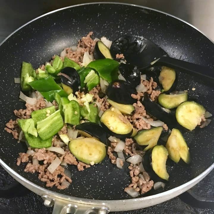 メシ通さんのインスタグラム写真 - (メシ通Instagram)「メシ通的ドライカレー  お待ちかねのドライカレーです 今回は、野菜と合いびき肉のドライカレーに ミョウガをたっぷり合わせた具沢山ver. さわやかとパンチ、その組み合わせの妙をどうぞ  煮込まないからラク。ミョウガの香りで食欲カムバック「ドライカレー」のレシピ【ヤスナリオ】https://www.hotpepper.jp/mesitsu/entry/yasunario/2023-00901  #メシ通 #mesitsu #ミョウガのドライカレー #合いびき肉 #ミョウガ #なす #ピーマン #玉ねぎ #カレー粉 #中濃ソース #トマトケチャップ #ご飯 #粗びき黒こしょう #ドライカレー #スピードレシピ #時短レシピ #カレー #スパイシー #ランチ #ディナー #おうちごはん #ワイン #ビール #自炊 #レシピ #ヤスナリオ #レシピブログ」10月5日 16時51分 - mesitsu