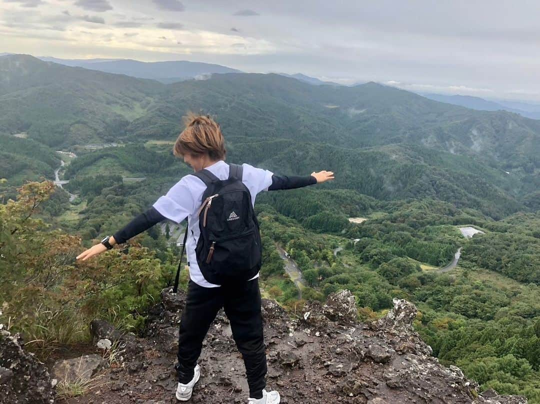 隅田凜のインスタグラム：「. この日が楽しみで眠れなかったかえでと山登り⛰️ 曇りだったけど景色は最高でした♪ また行きたいな…  #福島県霊山」