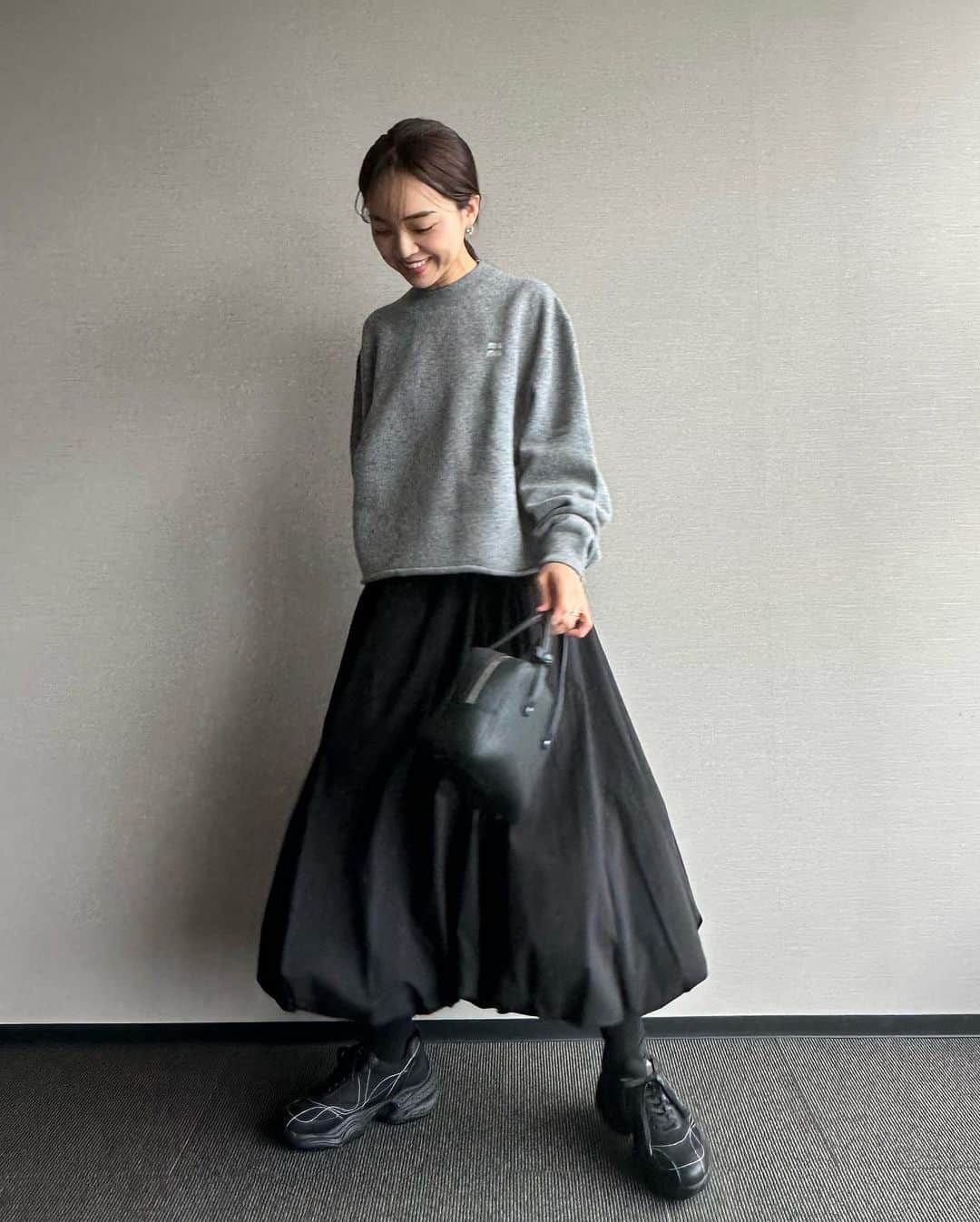 春名亜美さんのインスタグラム写真 - (春名亜美Instagram)「秋コーデを楽しんでいる今日この頃🍁  合わせるTOPSでいろんな表情を見せてくれそうなバルーンスカート🖤  タイツに合わせるのも楽しみ〜🥰  #knit @miumiu #skirt @saloon__official #bag @vasic_japan  #shoes @oao_footwear   そして、 @saloon__official のPOP UP STOREが10/5（木）から期間限定で川越にOPEN👗🫧 15日から公式インスタフォローで10％OFFになるそうです🤗  #pr #saloon #サルーン #miumiu #oao #vasic」10月5日 16時53分 - amiharunaami
