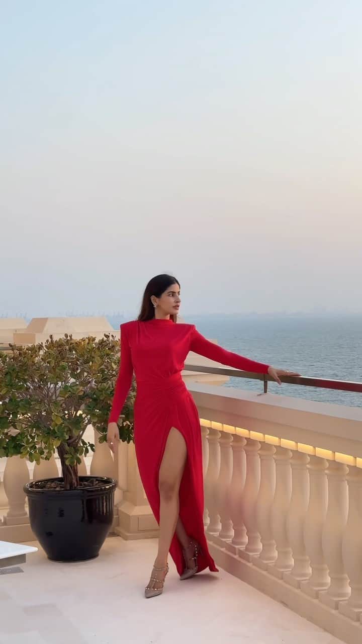 Sakshi Malikのインスタグラム：「An Evening affair @rafflespalmdubai  . . . Outfit by: @sitorabanu_brand Heels: @maisonvalentino  Jewels: @chanelofficial Bag: @louisvuitton」