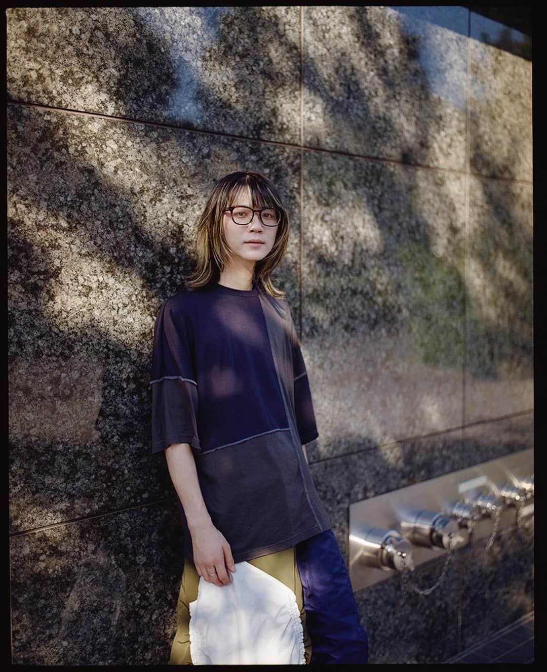 lute / ルーテのインスタグラム：「Interview with 細井徳太郎 ( @hosoitokutaro )  Occupation：ギタリスト・シンガーソングライター  Q. クリエイティビティの源は？  その時の気持ちと今まで感じたことや覚えてる思い出   Q. これまでの自分の作品づくりに影響を与えていると感じるアーティストはいる？  沢山います！実物・データに関わらず、多分全員から与えられています。   Q. コロナ禍を経て制作時のマインドに変化はあった？  ありました。誰しも大変な経験だったと思いますし、僕も大きく変わったと思います。うまくこれが、とは言えないのですが。   Q. 歌うときとギターを演奏するときを比較して、音楽への向き合い方は変わる？  変わらないです。どちらも楽しいですし、どちらも大好きです。   Q. アルバム『魚_魚』はどんな風に聴かれてほしいと考えていますか？  このアルバムはたくさんの僕の思い出や生活の中で感じたことが詰まっています。嬉しい時も寂しい時も悲しい時も楽しい時も詰まっています。どの曲にその気持ちを感じてくれるかは聴いてくださる方のその時の気持ちで感じてくれたら嬉しいです。それが誰かの何でもない時や大切な時、寂しい時にも寄り添ってくれたら嬉しいです。   Q30. 最近の活動はどう？  概ね楽しくやっています！日々、発見や刺激のあるライブが訪れてくれていますし、アルバムの制作も音楽や映像の友人たちや先輩たち、素敵なスタッフさんたちに囲まれて忙しいながらも非常に楽しく良いものが作れました。 そんなアルバム制作の集大成とも言えるリリースライブが11月6日(月)渋谷WWWであります！レコーディングメンバーも勢揃いした(メンバー多いしみんな忙しくてスケジュール合わせるの本当に大変でした、、)特別な日になります。是非聴きに遊びにいらしてください！  Photography : 淵上裕太 @tokyo67　@fuchikamiyuta_work   音楽動画メディア「lute」によるインタビュー企画「IN TOWN」✍️アーティストやクリエイターのインサイドをストリートから配信📷  🐟🎧 New Release! ✔︎ 2023.10.04（WED）細井徳太郎 1st Album「魚_魚」リリース！発売記念スペシャルライブを、11月6日（月）渋谷のWWWにて開催！ROCK、FOLK、FUNK、SOUL、JAZZ etc…多様な音楽性を貫くROCK心、シーンを代表するギターリストの圧倒的な名盤と、アルバムに参加した豪華ミュージシャンたちとの記念すべきライブをぜひチェックして💿🎧  出演： 細井徳太郎/タコ足イヤホンズ【メンバー: 君島大空(Gt), 高橋佑成(Key), 梅井美咲(Key), 瀬尾高志(Wb), 高橋佳輝(el-b),マーティ･ホロベック(bgt), 石若駿(Dr), あだち麗三郎(Dr)】/ 七尾旅人(Vo) / 津上研太(Sax)  細井徳太郎 1993年1月12日 群馬県伊勢崎市生まれ。 高校三年生の夏、バスケットボール部の引退後にロックバンドに誘われて人生初のライブを行う。その後、地元の大学の教育学部に入学、ジミ・ヘンドリックスの影響でジャズに興味を持ちジャズ研に入部。 卒業後上京し、「新宿PIT INN」で働きながら、様々なミュージシャンのライブに飛び入り武者修行する。 そして2020年、コロナ禍で石若駿と交換日記のように作曲コライトした日々と、君島大空と始めた弾き語り/即興音楽を交えた実験的ライブの経験から、"自身の中にある歌心をギターだけでなく声でも表現したい"という想いから自らのバンド形態「細井徳太郎とタコ足イヤホンズ」での活動をスタートさせた。 現在は、ジャズや即興音楽、様々なミュージシャンのサポート、シーンを席巻する同世代のプレイヤーが集まったスーパーバンド「SMTK」での活動を中心に、ジャンルを超えた数多のライブ現場でその音楽を刷新し続けている。」