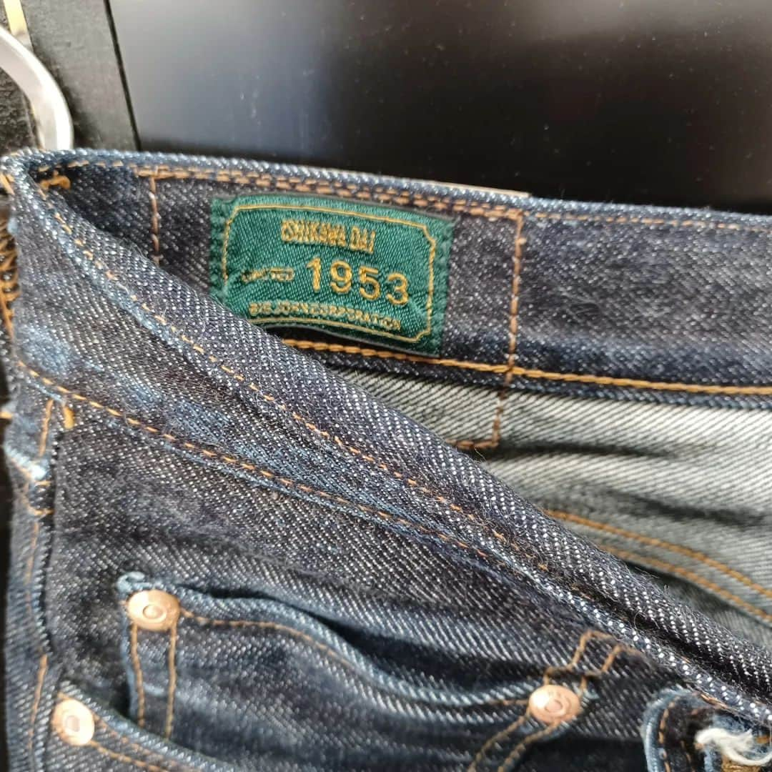 BIG JOHNさんのインスタグラム写真 - (BIG JOHNInstagram)「BIGJOHN  🟩S1953 ISHIKAWADAI DENIM 【幻の機械で紡いだ石川台デニム】⭐⭐⭐  ⭐日本初　国産ジーンズを作ったビッグジョンが手掛る"究極"のヴィンテ―ジデニム  幻の機械で【糸】から再現した14ozのオリジナルSELVEDGEデニム  原綿から選りすぐりの綿を選び 糸を紡ぐ機械(精紡機)からこだわり 自然なムラを追求し、日本で稼働する最古と思われる 1953年製の精紡機にたどり着来ました。 ゆっくりと紡ぐ事しか出来ない不器用さが、逆に味になり、 綿に余計なストレスを与えない事で､ 自然なムラを作り上げます。 ビッグジョンの本社から車で15分ほど離れた 創業1905年の株式会社ショーワさんでインディゴロープ染色を行い 旧式のシャトル織機【TOYODA GL-3】で時間を掛けて織り上げました。 ビッグジョンの純国産50周年の記念すべき年に生まれた 【ISHIKAWADAI デニム】 ❕❕⭐⭐⭐ どうぞよろしくお願いします！✨  4月1日から着用開始(プロトサンプル) 着用187日目 8月末に3回目の洗濯を実施  お尻はだいぶアタリが出てきましたが、まだまだこれからガンガン穿き込みます！  PLANNER KIMURA  朝晩涼しくなりましたので、体調には気をつけて下さい!! まだまだこれから年末に掛けて新商品が上がって来ますので、 どうぞお楽しみにお待ち下さい! 宜しくお願い致します！( ´∀`)     @bigjohnshop @bigjohntokyo @bigjohnosaka #ビッグジョン#ビッグジョン児島本店#BIGJHON#ビッグジョン大阪#ビッグジョン東京#ヴィンテージ#岡山#倉敷#児島#倉敷#デニム#セルビッジ#インディゴ#履き込み#穿き込み#jeans#Japanmade#denim#jeans#jeansfashion#brand#デニム#japan #drydenim #indigoinvitation #selvage #selvagedenim #rawdenim #経年変化 #国産 #kojima #365daysoffade #マクアケ」10月5日 16時54分 - bigjohnjeans