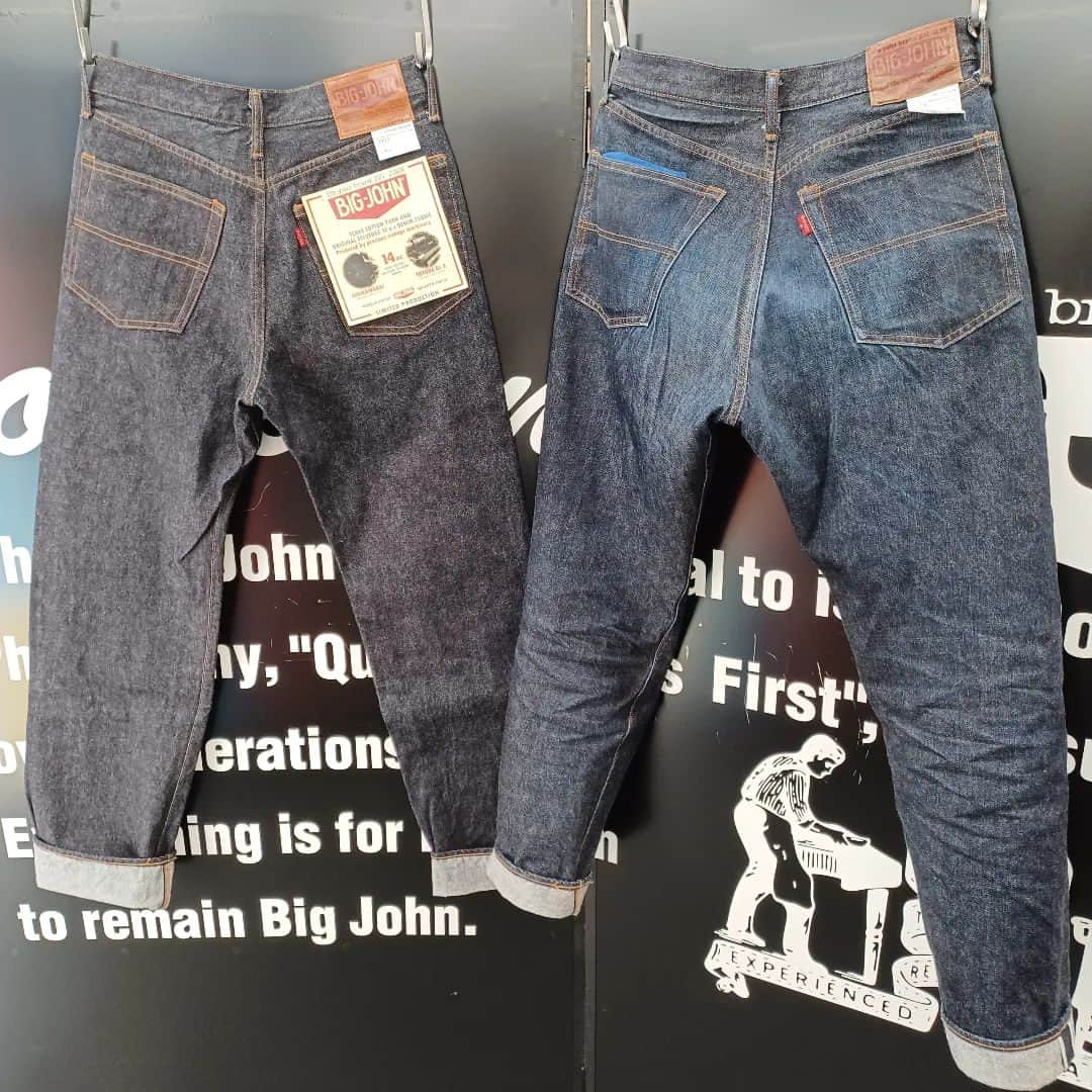 BIG JOHNさんのインスタグラム写真 - (BIG JOHNInstagram)「BIGJOHN  🟩S1953 ISHIKAWADAI DENIM 【幻の機械で紡いだ石川台デニム】⭐⭐⭐  ⭐日本初　国産ジーンズを作ったビッグジョンが手掛る"究極"のヴィンテ―ジデニム  幻の機械で【糸】から再現した14ozのオリジナルSELVEDGEデニム  原綿から選りすぐりの綿を選び 糸を紡ぐ機械(精紡機)からこだわり 自然なムラを追求し、日本で稼働する最古と思われる 1953年製の精紡機にたどり着来ました。 ゆっくりと紡ぐ事しか出来ない不器用さが、逆に味になり、 綿に余計なストレスを与えない事で､ 自然なムラを作り上げます。 ビッグジョンの本社から車で15分ほど離れた 創業1905年の株式会社ショーワさんでインディゴロープ染色を行い 旧式のシャトル織機【TOYODA GL-3】で時間を掛けて織り上げました。 ビッグジョンの純国産50周年の記念すべき年に生まれた 【ISHIKAWADAI デニム】 ❕❕⭐⭐⭐ どうぞよろしくお願いします！✨  4月1日から着用開始(プロトサンプル) 着用187日目 8月末に3回目の洗濯を実施  お尻はだいぶアタリが出てきましたが、まだまだこれからガンガン穿き込みます！  PLANNER KIMURA  朝晩涼しくなりましたので、体調には気をつけて下さい!! まだまだこれから年末に掛けて新商品が上がって来ますので、 どうぞお楽しみにお待ち下さい! 宜しくお願い致します！( ´∀`)     @bigjohnshop @bigjohntokyo @bigjohnosaka #ビッグジョン#ビッグジョン児島本店#BIGJHON#ビッグジョン大阪#ビッグジョン東京#ヴィンテージ#岡山#倉敷#児島#倉敷#デニム#セルビッジ#インディゴ#履き込み#穿き込み#jeans#Japanmade#denim#jeans#jeansfashion#brand#デニム#japan #drydenim #indigoinvitation #selvage #selvagedenim #rawdenim #経年変化 #国産 #kojima #365daysoffade #マクアケ」10月5日 16時54分 - bigjohnjeans