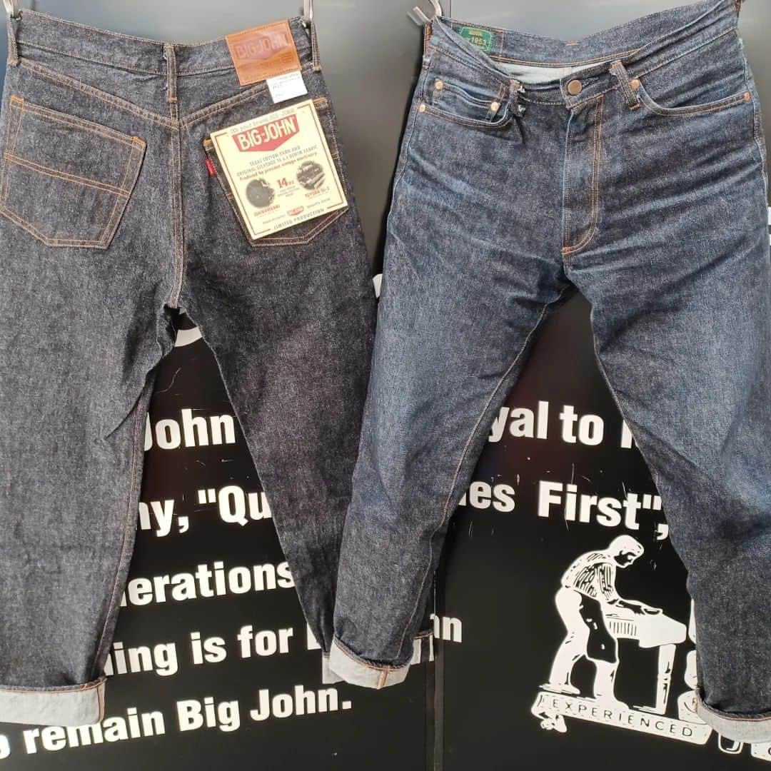 BIG JOHNさんのインスタグラム写真 - (BIG JOHNInstagram)「BIGJOHN  🟩S1953 ISHIKAWADAI DENIM 【幻の機械で紡いだ石川台デニム】⭐⭐⭐  ⭐日本初　国産ジーンズを作ったビッグジョンが手掛る"究極"のヴィンテ―ジデニム  幻の機械で【糸】から再現した14ozのオリジナルSELVEDGEデニム  原綿から選りすぐりの綿を選び 糸を紡ぐ機械(精紡機)からこだわり 自然なムラを追求し、日本で稼働する最古と思われる 1953年製の精紡機にたどり着来ました。 ゆっくりと紡ぐ事しか出来ない不器用さが、逆に味になり、 綿に余計なストレスを与えない事で､ 自然なムラを作り上げます。 ビッグジョンの本社から車で15分ほど離れた 創業1905年の株式会社ショーワさんでインディゴロープ染色を行い 旧式のシャトル織機【TOYODA GL-3】で時間を掛けて織り上げました。 ビッグジョンの純国産50周年の記念すべき年に生まれた 【ISHIKAWADAI デニム】 ❕❕⭐⭐⭐ どうぞよろしくお願いします！✨  4月1日から着用開始(プロトサンプル) 着用187日目 8月末に3回目の洗濯を実施  お尻はだいぶアタリが出てきましたが、まだまだこれからガンガン穿き込みます！  PLANNER KIMURA  朝晩涼しくなりましたので、体調には気をつけて下さい!! まだまだこれから年末に掛けて新商品が上がって来ますので、 どうぞお楽しみにお待ち下さい! 宜しくお願い致します！( ´∀`)     @bigjohnshop @bigjohntokyo @bigjohnosaka #ビッグジョン#ビッグジョン児島本店#BIGJHON#ビッグジョン大阪#ビッグジョン東京#ヴィンテージ#岡山#倉敷#児島#倉敷#デニム#セルビッジ#インディゴ#履き込み#穿き込み#jeans#Japanmade#denim#jeans#jeansfashion#brand#デニム#japan #drydenim #indigoinvitation #selvage #selvagedenim #rawdenim #経年変化 #国産 #kojima #365daysoffade #マクアケ」10月5日 16時54分 - bigjohnjeans