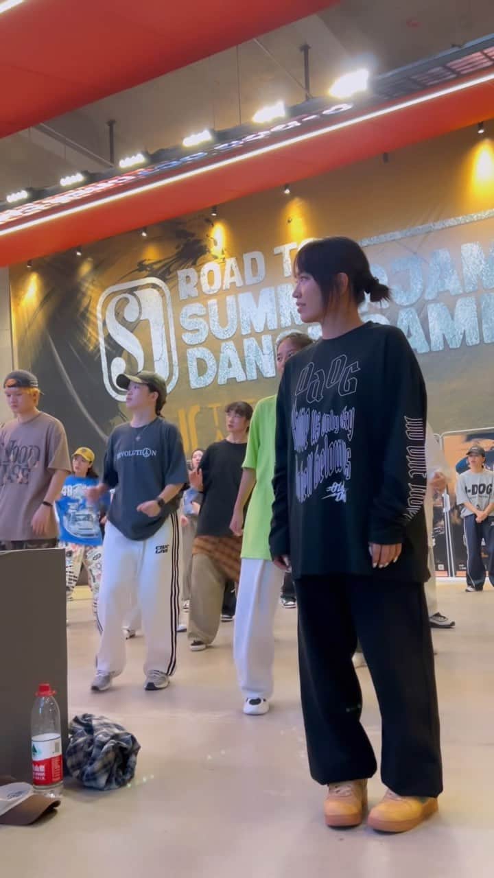 RIEHATAのインスタグラム：「when rie's taking class vlog 01 lol i jumped into @82_jinwoo 's class! Thank you so much🙌🙏 and Thanks to all students who helped me🤣💛 We all learning!!!✨✨  ギリギリに参加したハタ。。🐣 果たして覚えられるのか。。？ 結果は次回の投稿で。。。  #一生生徒 🕺」