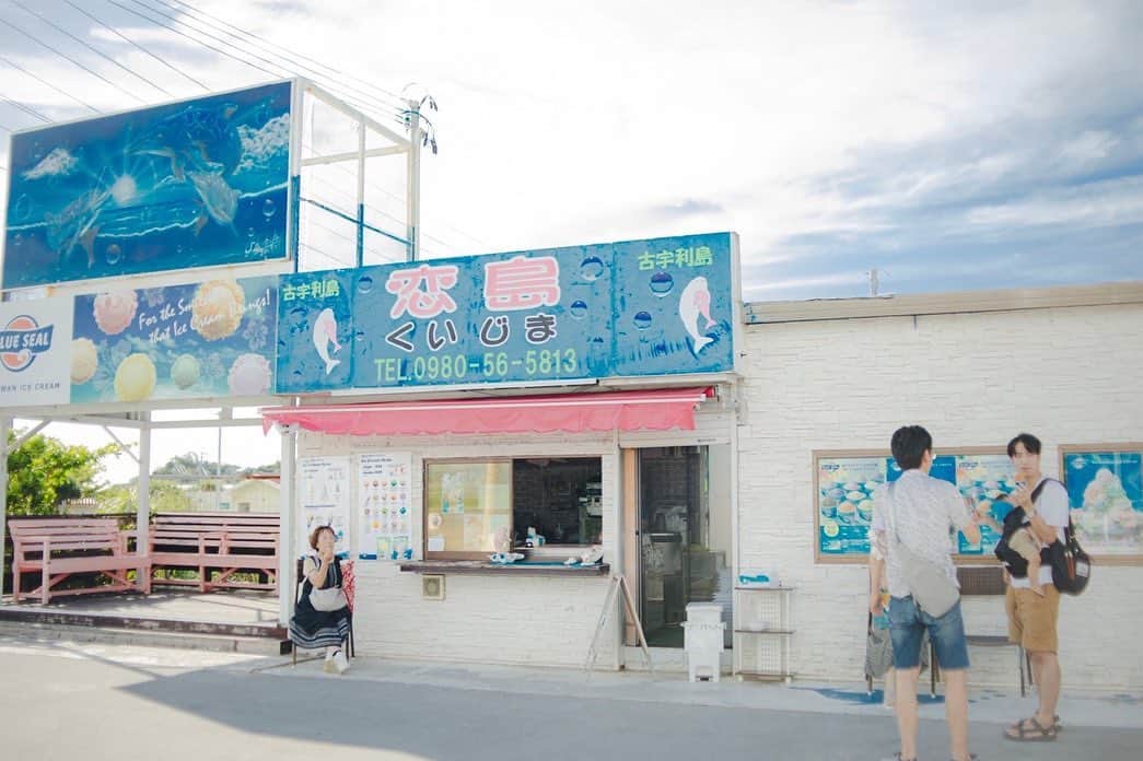 福田瞳さんのインスタグラム写真 - (福田瞳Instagram)「#古宇利島 #家族旅行#沖縄  写真見て、虹が🌈出てたことに気付いたよ☺︎ めちゃくちゃアイス美味しかった🍨 お店の人なの？って場所で、アイスを食べる母。笑。」10月5日 16時59分 - fukudahitomi610