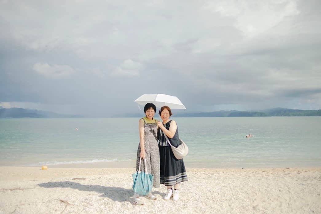 福田瞳さんのインスタグラム写真 - (福田瞳Instagram)「#古宇利島 #家族旅行#沖縄  写真見て、虹が🌈出てたことに気付いたよ☺︎ めちゃくちゃアイス美味しかった🍨 お店の人なの？って場所で、アイスを食べる母。笑。」10月5日 16時59分 - fukudahitomi610