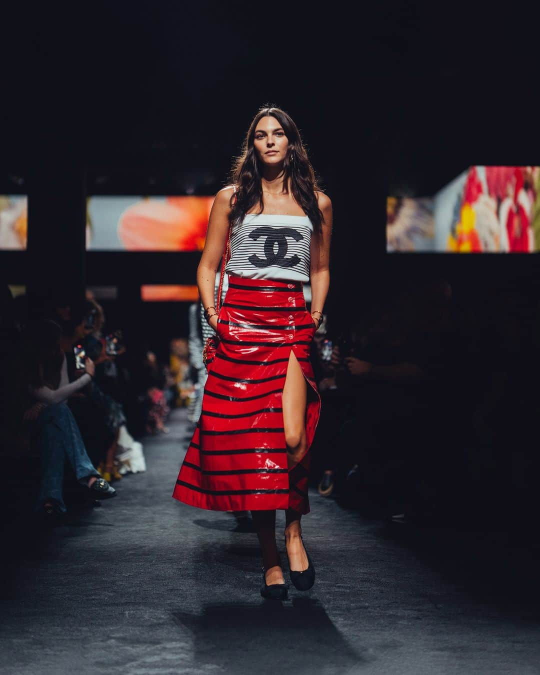 シャネルさんのインスタグラム写真 - (シャネルInstagram)「Twisting seaside inspirations with a new graphic rigour, a striped silhouette from the Spring-Summer 2024 Ready-to-Wear collection by Virginie Viard reveals a split A-line skirt in patchwork leather worn with a camisole top embroidered with ribbon stripes and an organza double Cs, paired with a matching mini CHANEL 22 striped handbag.  See all the looks at chanel.com  #CHANELSpringSummer #CHANELShow @Le19M #Le19M @Maison_Lemarie #MaisonLemarie @MaisonMichel #MaisonMichel #PlisseLognon @Vittoria」10月5日 17時00分 - chanelofficial