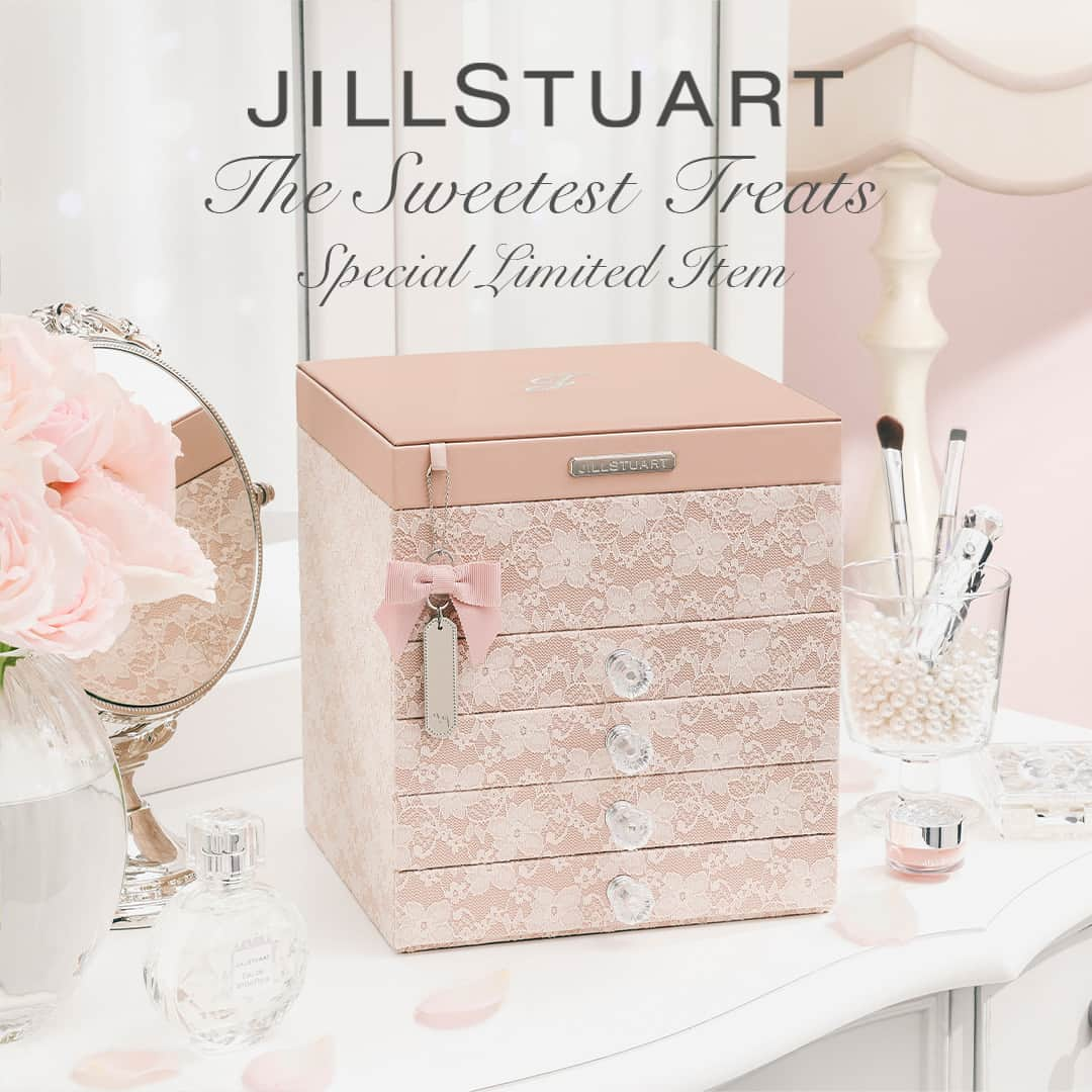 JILLSTUART BEAUTYのインスタグラム：「JILL STUART 〜The Sweetest Treats〜 Special Limited Item  JILL STUARTをいつも愛用してくださっているお客様へ、 メイクの時間に甘い気分を添える 特別なメイクアップボックスをご用意しました。  大好きなコスメをつめ込んだボックスは あなたを輝かせ、自信をもたらしてくれる。 世界に一人しかいない自分を慈しむ 幸福なメイク時間を。  ■クチュール メイクアップボックス Ⅱ 18,700円(税込)  ＜公式オンラインショップでのご予約＞ 2023年10月6日(金)10時00分〜10月15日(日)23時59分  ※店頭でのご予約は承っておりません。 ※数量限定のため、ご予約期間中であっても定数に達し次第販売終了となります。  ＜お届け日＞ 2023年12月15日(金)  #jillstuart #jillstuartbeauty #ジルスチュアート #メイクボックス #コスメ #ギフト」