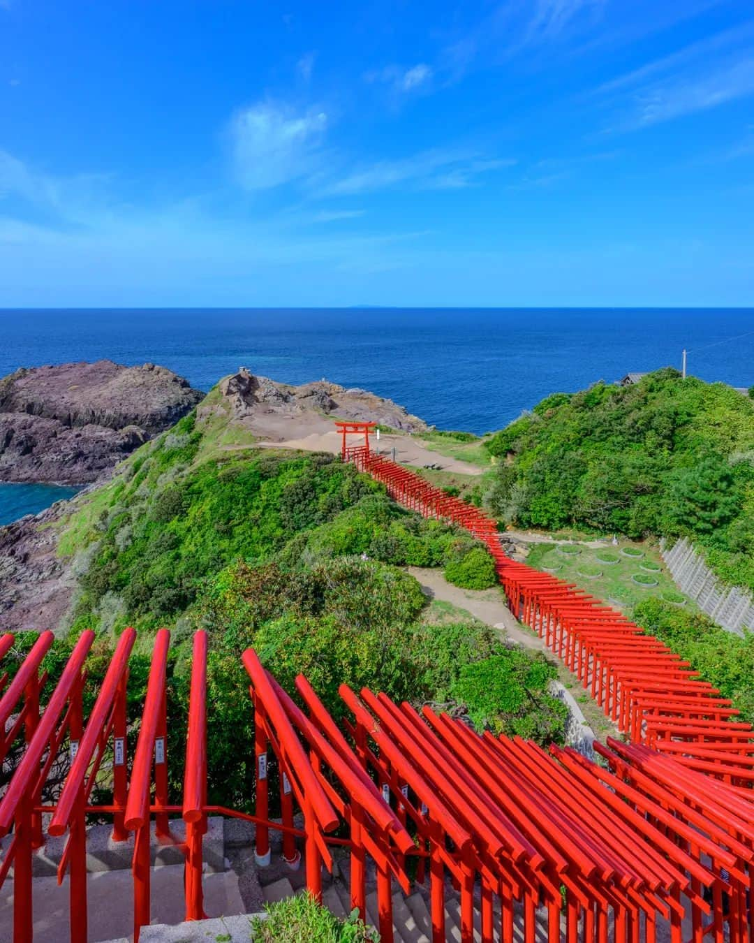 旅行メディア・じゃらん〈公式〉のインスタグラム：「#元乃隅神社 青い海をバックに真っ赤な鳥居が立ち並ぶ、圧巻の絶景。運が良いと海水が約30mも高く噴き上げる”龍宮の潮吹”をバックに、壮大な眺めを見ることができます。 . . ━━━━━━━━━━━━━━━ 📍 山口県「元乃隅神社」 📷 @lupin0333 📅 2023.09 ━━━━━━━━━━━━━━━ . . #jalan_travel　をつけていただいた中からpick upしました 素敵なお写真をありがとうございました┈✈︎  .  . ☑ あらかじめ最新情報をご確認の上、お出かけください。 ☑ #jalan_travel をつけて、ぜひ今までの旅行先の思い出写真を投稿してください。このアカウントでご紹介させていただきます。(じゃらんニュースでも紹介される可能性があります） . . . . . . #いつか行きたい #じゃらん #観光 #観光地 #観光スポット #旅行 #旅行好きな人と繋がりたい #旅行好き  #japantravelphoto #japantrip #japantravel #国内旅行 #絶景 #絶景スポット #誰かに見せたい景色 #誰かに見せたい風景 #山口 #山口観光 #山口旅行 #yamaguchi」