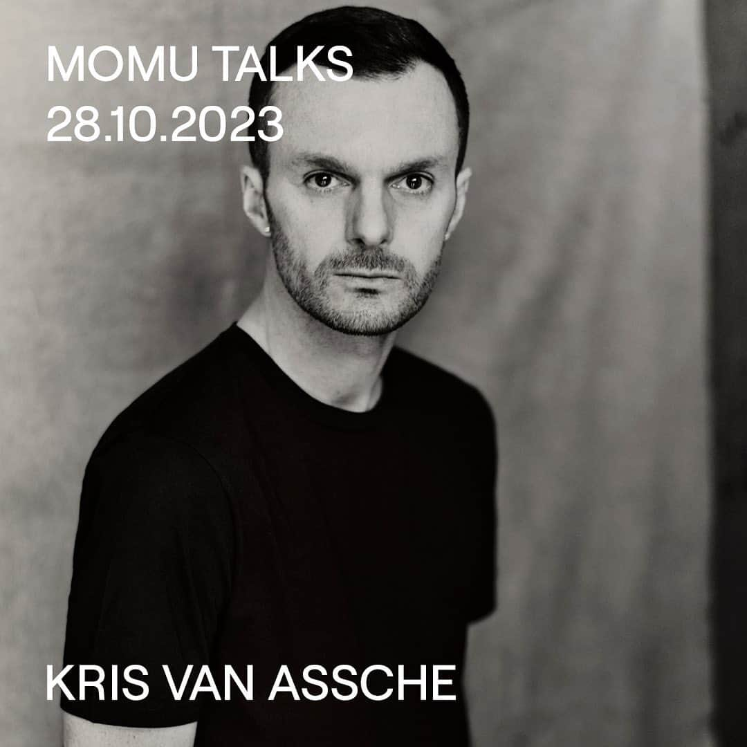 クリスヴァンアッシュのインスタグラム：「@kris_van_assche is set to release his book 'Kris Van Assche 55 Collections' this month. On Saturday 28.10.2023, the fashion designer will engage in a conversation with fashion journalist @jesse_brouns at @momuantwerp in celebration of its launch. The talk will be followed by a Q&A and signing session.⁠ ⁠ After an impressive two-decade career as Creative Director at leading fashion houses such as Dior, Berluti, and the establishment of his own label, fashion designer Kris Van Assche invites us on a journey through his collections.⁠ ⁠ During the talk, we look back on various chapters of his career, numerous collaborations with prominent artists from around the world, and a body of work that reflects his personality, creativity, and curiosity.⁠ ⁠ Tickets for this event have now sold out.⁠ ⁠ MoMu Talks — Kris Van Assche⁠ Saturday 28.10.2023, 2:00 PM⁠ ⁠ Image: © Paolo Roversi⁠ ⁠ #MoMuAntwerp #MoMuTalks #KrisVanAssche #BookLaunch #LannooPublishers」