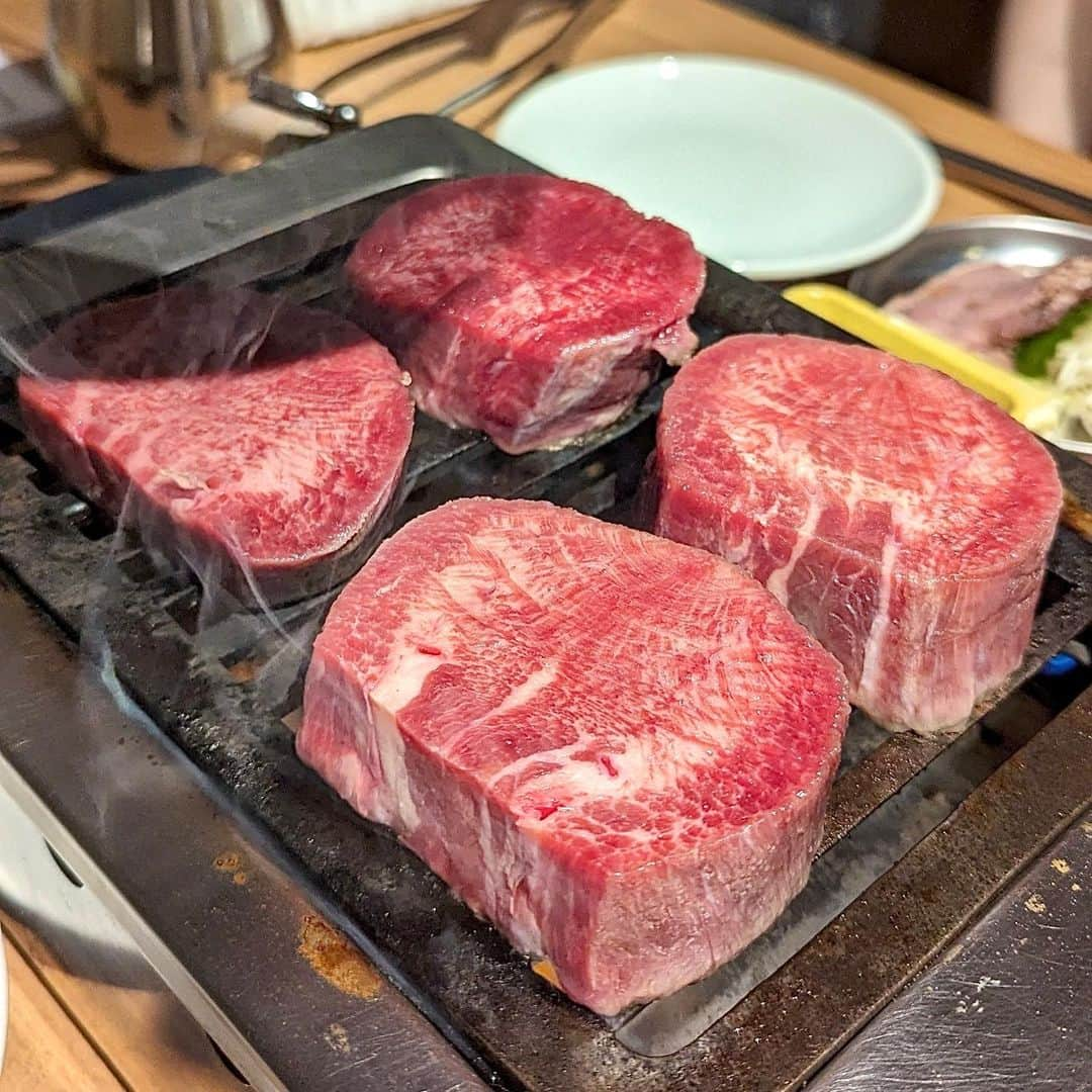 大見さなえさんのインスタグラム写真 - (大見さなえInstagram)「有楽町『焼肉 一心たん助 』 牛タンを中心とした焼肉食べ放題🥩 ⁡ プレミアコース 厚さ20mmの牛タンや、仙台牛タンの入った焼肉が 100分食べ放題6,578円(税込)で楽しめる！ ⁡ 最初に盛り合わせがきて そこから自由に注文できるシステム。 ⁡ 盛り合わせにも厚切りタン入ってるんだけど 想像以上の分厚さ！ これも食べ放題に入ってるから追加もできて、 最初の盛り合わせは店員さんが焼いてくださるので 集中してお肉に向き合えるよ🤤🥩 ⁡ 他にも牛タン寿司や、白センマイ刺し 上カルビ、壺漬け上ロースなど 幅広く食べ放題のメニューあり！ ⁡ タン好きでがっつりお肉食べたいって人に🙆‍♀️ ーーーーーーーーーーーーーーーーーーーーーー エリア　上野、池袋、有楽町など 予算　7,000円〜8,000円 ーーーーーーーーーーーーーーーーーーーーーー #焼肉一心タン助 #一心タン助 #焼肉食べ放題 #食べ放題 #有楽町グルメ #大食い #めぐログ_有楽町 #めぐログ_食べ放題」10月5日 17時00分 - tabe_megumi