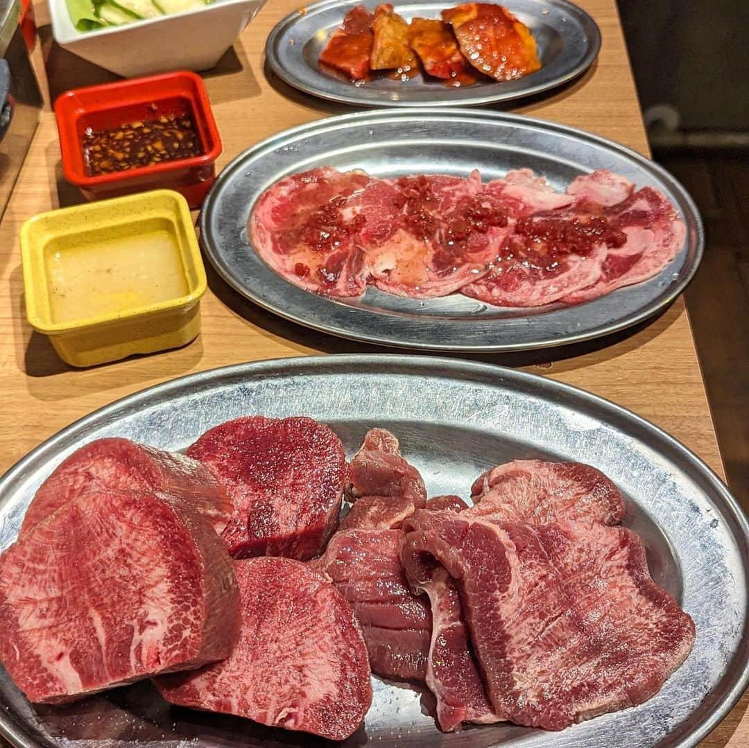 大見さなえさんのインスタグラム写真 - (大見さなえInstagram)「有楽町『焼肉 一心たん助 』 牛タンを中心とした焼肉食べ放題🥩 ⁡ プレミアコース 厚さ20mmの牛タンや、仙台牛タンの入った焼肉が 100分食べ放題6,578円(税込)で楽しめる！ ⁡ 最初に盛り合わせがきて そこから自由に注文できるシステム。 ⁡ 盛り合わせにも厚切りタン入ってるんだけど 想像以上の分厚さ！ これも食べ放題に入ってるから追加もできて、 最初の盛り合わせは店員さんが焼いてくださるので 集中してお肉に向き合えるよ🤤🥩 ⁡ 他にも牛タン寿司や、白センマイ刺し 上カルビ、壺漬け上ロースなど 幅広く食べ放題のメニューあり！ ⁡ タン好きでがっつりお肉食べたいって人に🙆‍♀️ ーーーーーーーーーーーーーーーーーーーーーー エリア　上野、池袋、有楽町など 予算　7,000円〜8,000円 ーーーーーーーーーーーーーーーーーーーーーー #焼肉一心タン助 #一心タン助 #焼肉食べ放題 #食べ放題 #有楽町グルメ #大食い #めぐログ_有楽町 #めぐログ_食べ放題」10月5日 17時00分 - tabe_megumi