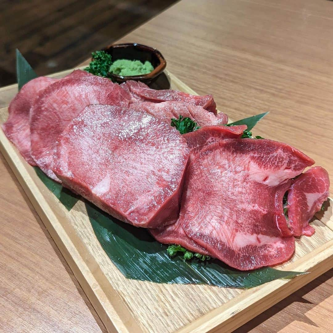 大見さなえさんのインスタグラム写真 - (大見さなえInstagram)「有楽町『焼肉 一心たん助 』 牛タンを中心とした焼肉食べ放題🥩 ⁡ プレミアコース 厚さ20mmの牛タンや、仙台牛タンの入った焼肉が 100分食べ放題6,578円(税込)で楽しめる！ ⁡ 最初に盛り合わせがきて そこから自由に注文できるシステム。 ⁡ 盛り合わせにも厚切りタン入ってるんだけど 想像以上の分厚さ！ これも食べ放題に入ってるから追加もできて、 最初の盛り合わせは店員さんが焼いてくださるので 集中してお肉に向き合えるよ🤤🥩 ⁡ 他にも牛タン寿司や、白センマイ刺し 上カルビ、壺漬け上ロースなど 幅広く食べ放題のメニューあり！ ⁡ タン好きでがっつりお肉食べたいって人に🙆‍♀️ ーーーーーーーーーーーーーーーーーーーーーー エリア　上野、池袋、有楽町など 予算　7,000円〜8,000円 ーーーーーーーーーーーーーーーーーーーーーー #焼肉一心タン助 #一心タン助 #焼肉食べ放題 #食べ放題 #有楽町グルメ #大食い #めぐログ_有楽町 #めぐログ_食べ放題」10月5日 17時00分 - tabe_megumi