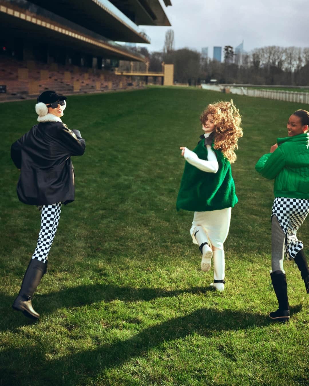 Longchampのインスタグラム：「On your marks...  Collection: #LongchampFW23 Ready-to-wear: @longchamp  #LongchampAtTheRaces #LongchampFW23 #LongchampGirls #longchamp #newcollection #octobermood #horse #green #ootd #outfit #horseracing #mood #frenchy #closeup #leatherbag #hippodrome」