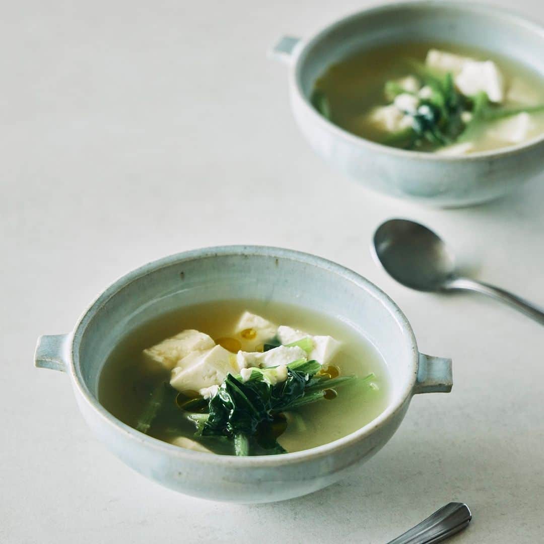 北欧、暮らしの道具店さんのインスタグラム写真 - (北欧、暮らしの道具店Instagram)「長谷川あかりさんに教わる、 困ったときに作りたい 「ほうれん草と豆腐の和風チーズスープ」 . - - - - - - - - - - - -  和風、洋風どのおかずにも合う、 そんな付け合わせのスープが 冷蔵庫の余り食材で、作れたら。 栄養アップも間違いなしのスープレシピを、 料理家の長谷川あかりさんに教えてもらいました。  使うのは「パルメザンチーズ」。 これまでパスタにちょいかけするだけだった 粉チーズは、スープ作りにも相性抜群。 さっと溶けて、調味料に早変わりするんです。  今回のレシピは、やさしい味わいの 「ほうれん草と豆腐の和風チーズスープ」。 いつものお味噌汁の代打としてもおすすめなこちら。 カルシウムもばっちりとれるので、 ぜひレパートリーに加えてみてくださいね。 . - - - - - - - - - - - - - - - - - - - - - - - 「ほうれん草と豆腐の和風チーズスープ」 - - - - - - - - - - - - - - - - - - - - - - -  【材料（2人分）】 豆腐…1/3丁(一口サイズに切る) ほうれん草…1/4袋(50g) だし（だしパックを使用）…300ml 塩…小さじ1/3 薄口醤油…小さじ1/2 クラフト パルメザンチーズ…10g オリーブオイル…少々    【作り方】 ①ほうれん草を食べやすい大きさに切り、 水につけ、ザルにあげておく。 ②沸騰しただしに、豆腐とほうれん草を入れて 1分程煮る。そこに塩と薄口醤油を加えたら、 火を止め、パルメザンチーズを少しずつ加えて溶かす。 ③器に注ぎ、オリーブオイルを少したらせば完成。  - - - - - - - - - - - - - - - - - - - - - - - 長谷川さん 「だしの効いたスープに、パルメザンチーズを加えると 奥行きのあるあか抜けた味わいに。 使うのは、いつものだしパックや顆粒だしで大丈夫です。 醤油は濃口でも構いませんが、 より醤油が利いた和風な味わいに仕上がりますよ。 野菜は、ほうれん草以外でも、 葉物であれば何でも合います。 春菊などもおすすめですね」 . - - - - - - - - - - - - - - - - - - - - - - -  ［sponsored by 森永乳業］  Kraftはライセンス契約により使用許諾されたKraft Foodsの商標です。  #パルメザンチーズ#kraft#森永乳業#クラフトパルメザンチーズ#クラフト100パーセントパルメザンチーズ#粉チーズ#チーズレシピ#チーズ#レシピ#ほうれん草と豆腐の和風チーズスープ#スープ#スープレシピ#ディナー#晩ごはん#朝ごはん#モーニング#簡単レシピ#平日ごはん#長谷川あかり さん#料理#日々#暮らしを楽しむ#日々の暮らし#北欧#暮らし#北欧暮らしの道具店」10月5日 17時02分 - hokuoh_kurashi