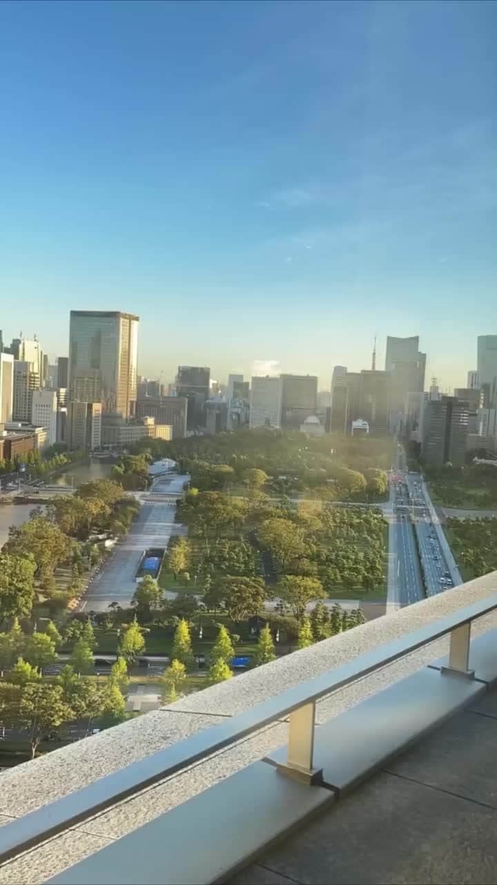 Palace Hotel Tokyo / パレスホテル東京のインスタグラム：「暮れゆく街を静かに眺めるひととき。刻一刻と変化する美しい空模様をお楽しみください。 Behold the city's transition from vivid dusk to serene evening under an ever-changing sky.  #PalaceHotelTokyo #パレスホテル東京」