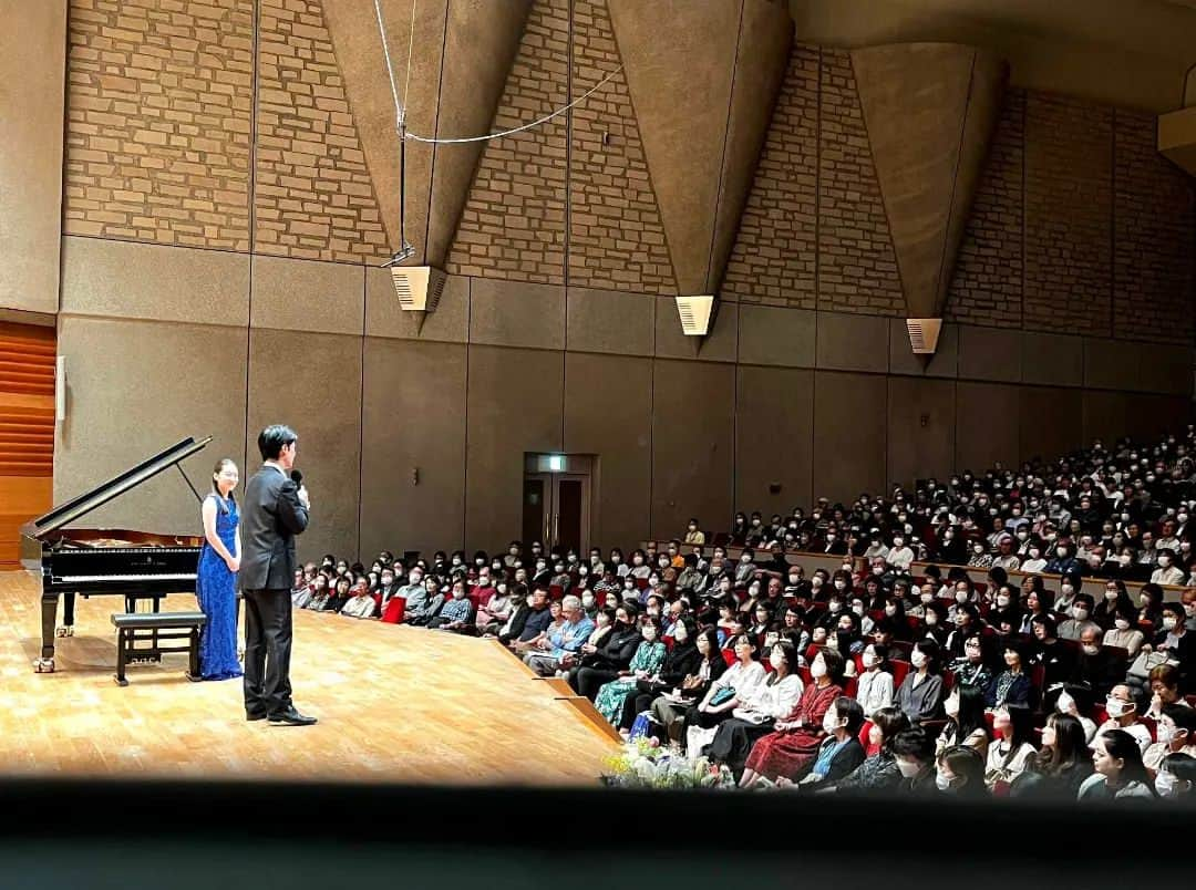 福間洸太朗さんのインスタグラム写真 - (福間洸太朗Instagram)「Souvenirs in Sendai It was a great experience to perform for the first time at the Sendai Classical Festival! Thank you very much to all the staff members, the audience and the fellow musicians!!   今回初参加でしたが、グランド・フィナーレという素晴らしい舞台で弾かせていただきとても光栄でした！ 『せんくら2023』にお越しくださった皆様、お世話になったスタッフ/スポンサーの皆様、仙台フィルの皆様、この音楽祭を一緒に盛り上げた音楽家の皆様、有難うございました＆お疲れ様でした❣🍻  photo 1-2 at Grand Finale Concert, in which I played Rach 2 with the Sendai Philharmoinc Orchestra & Shurihito Matsumoto  グランドフィナーレにて、松本宗利音さん指揮で仙台フィルとラフマニノフのピアノ協奏曲第２番を共演しました。  photo 3 At the Dress rehearsal, I asked a staff member to change the piano bench, because it was really low for me and hard to regulate the height. Then he took the bench away right before I started playing the introduction of Rach 2, and he brought the other bench which was too high for me! It was quite funny to see me trying to adjust the hight of the bench, while I was playing!😂  実は仙台フィルとのゲネプロでちょっと面白いプチハプニングがありました。 リハーサルを携帯で動画撮っていたので、許可をいただき、その部分だけファンクラブのMembersページより限定公開しました。  photo 4 at Gala Concert, I also did the moderator and introduced the pianists and programs.  ガラコンサートでは司会も務めました。時間が限られていたので、長く続く温かい拍手を遮るのは心苦しかったです。🙏  photo 5 with the wonderful young colleagues Kanon Matsuda, Fumiya Koido and Tomoharu Ushida 松田華音さん、小井土文哉さん、牛田智大さんと  photo 6 at Solo recital ソロリサイタルにて  photo 7 with the director of the festival organizer, Mr.MasahiroTsutsumi   主催・ジェスク音楽文化振興会の専務理事、 堤正浩さんと  photo 8 with Michiaki Ueno (cello), Shurihito Matsumoto (conductor)  指揮の松本宗利音さん、チェロ上野通明さんと  photo 9 with friend-musicians at backstage Susumu Aoyagi (piano), Mai Washio (soprano), Kyoko Yonemoto (violin), Yuya Tsuda (piano), Yusuke Takahashi (piano), Miho Kamiya (violin)  バックステージにて音楽家の友人達と 青柳晋さん、鷲尾麻衣さん、米元響子さん、津田裕也さん、高橋優介さん、神谷未穂さん  photo 10 with fellow pianists Hibiki Tamura, Fumiya Koido 田村響くん、小井戸文哉くんと飲みに行きました。  #Sendai #SendaiClassicFestival #SendaiPhilharmonicOrchestra #Rachmaninoff #Rachmaninov #musicianslife #KanonMatsuda #FumiyaKoido #TomoharuUshida #ShurihitoMatsumoto #仙台 #せんくら #仙台フィル #松田華音 #小井土文哉 #牛田智大 #松本宗利音」10月5日 17時25分 - kotarofsky