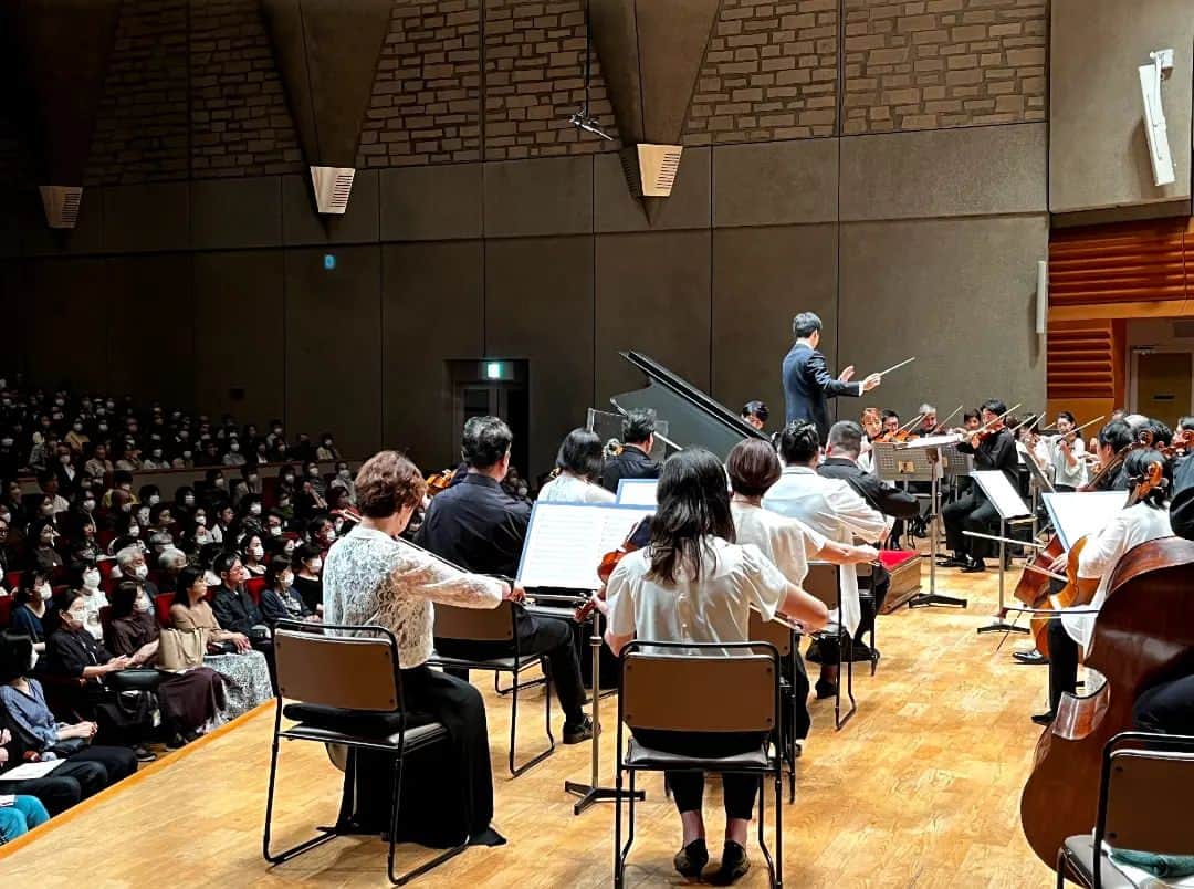 福間洸太朗さんのインスタグラム写真 - (福間洸太朗Instagram)「Souvenirs in Sendai It was a great experience to perform for the first time at the Sendai Classical Festival! Thank you very much to all the staff members, the audience and the fellow musicians!!   今回初参加でしたが、グランド・フィナーレという素晴らしい舞台で弾かせていただきとても光栄でした！ 『せんくら2023』にお越しくださった皆様、お世話になったスタッフ/スポンサーの皆様、仙台フィルの皆様、この音楽祭を一緒に盛り上げた音楽家の皆様、有難うございました＆お疲れ様でした❣🍻  photo 1-2 at Grand Finale Concert, in which I played Rach 2 with the Sendai Philharmoinc Orchestra & Shurihito Matsumoto  グランドフィナーレにて、松本宗利音さん指揮で仙台フィルとラフマニノフのピアノ協奏曲第２番を共演しました。  photo 3 At the Dress rehearsal, I asked a staff member to change the piano bench, because it was really low for me and hard to regulate the height. Then he took the bench away right before I started playing the introduction of Rach 2, and he brought the other bench which was too high for me! It was quite funny to see me trying to adjust the hight of the bench, while I was playing!😂  実は仙台フィルとのゲネプロでちょっと面白いプチハプニングがありました。 リハーサルを携帯で動画撮っていたので、許可をいただき、その部分だけファンクラブのMembersページより限定公開しました。  photo 4 at Gala Concert, I also did the moderator and introduced the pianists and programs.  ガラコンサートでは司会も務めました。時間が限られていたので、長く続く温かい拍手を遮るのは心苦しかったです。🙏  photo 5 with the wonderful young colleagues Kanon Matsuda, Fumiya Koido and Tomoharu Ushida 松田華音さん、小井土文哉さん、牛田智大さんと  photo 6 at Solo recital ソロリサイタルにて  photo 7 with the director of the festival organizer, Mr.MasahiroTsutsumi   主催・ジェスク音楽文化振興会の専務理事、 堤正浩さんと  photo 8 with Michiaki Ueno (cello), Shurihito Matsumoto (conductor)  指揮の松本宗利音さん、チェロ上野通明さんと  photo 9 with friend-musicians at backstage Susumu Aoyagi (piano), Mai Washio (soprano), Kyoko Yonemoto (violin), Yuya Tsuda (piano), Yusuke Takahashi (piano), Miho Kamiya (violin)  バックステージにて音楽家の友人達と 青柳晋さん、鷲尾麻衣さん、米元響子さん、津田裕也さん、高橋優介さん、神谷未穂さん  photo 10 with fellow pianists Hibiki Tamura, Fumiya Koido 田村響くん、小井戸文哉くんと飲みに行きました。  #Sendai #SendaiClassicFestival #SendaiPhilharmonicOrchestra #Rachmaninoff #Rachmaninov #musicianslife #KanonMatsuda #FumiyaKoido #TomoharuUshida #ShurihitoMatsumoto #仙台 #せんくら #仙台フィル #松田華音 #小井土文哉 #牛田智大 #松本宗利音」10月5日 17時25分 - kotarofsky