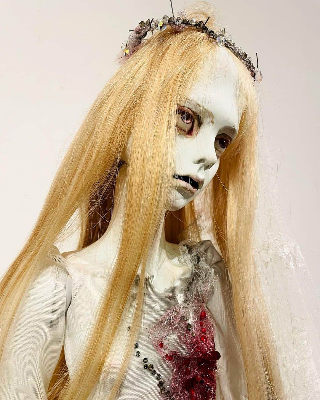 七海ティナさんのインスタグラム写真 - (七海ティナInstagram)「与偶人形作品展 「死神に 唸り、牙を剥く」  行ってきました。  #ヴァニラ画廊 #与偶 さん #球体関節人形 #art」10月5日 17時07分 - tinaaaa1208