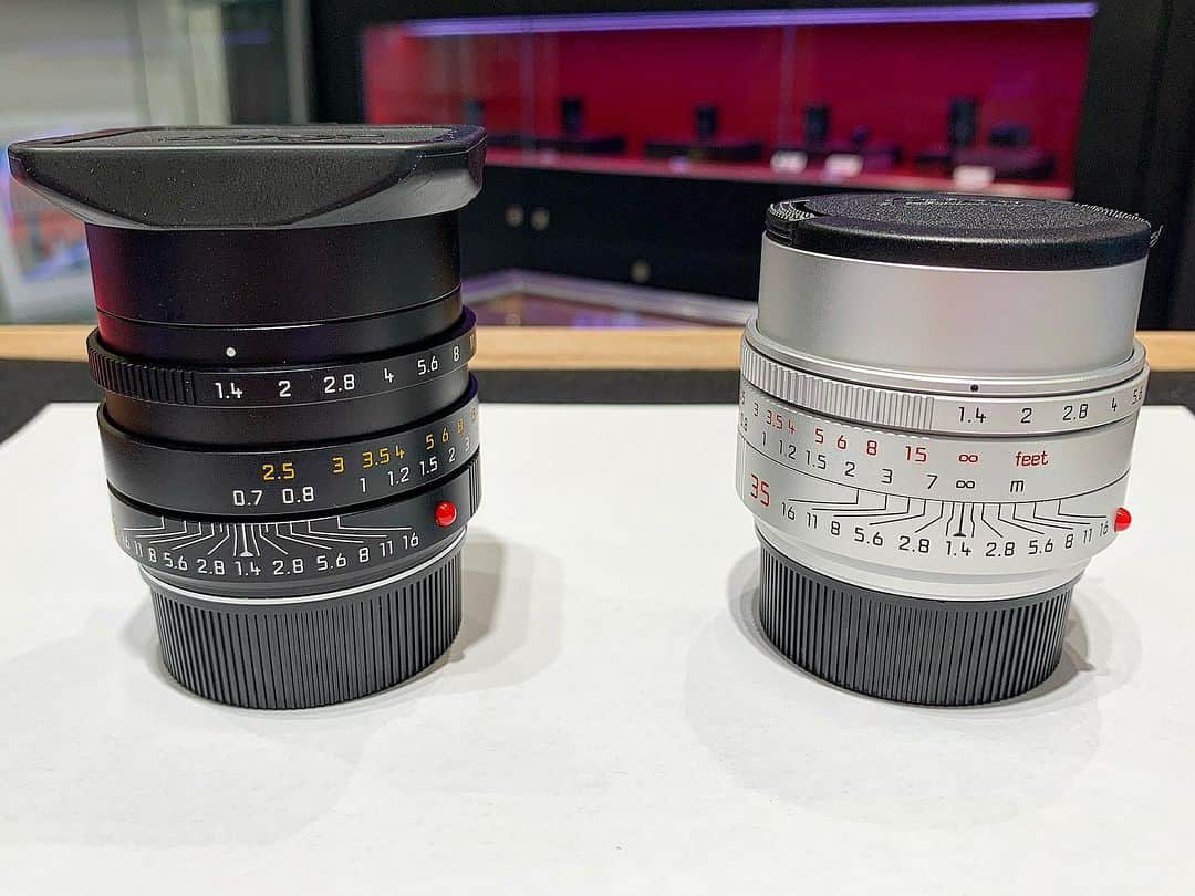 Omotecho Style Storeさんのインスタグラム写真 - (Omotecho Style StoreInstagram)「【Leica（ライカ）】 ライカM11 シルバー・クローム（商品番号：20203） ライカ ズミルックスM f1.4/35mm ASPH.〈NEW〉シルバー（商品番号：11727） ライカ ズミルックスM f1.4/35mm ASPH.ブラック（商品番号：11663）  ライカが長年培ってきた知識・技術・経験が詰まったカメラ『Mシリーズ』。 そのMシリーズの現行モデル『M11 シルバー・クローム』は、トップカバーの素材に真鍮を採用し、クラシカルな雰囲気に仕上がっています。  また、M11と合わせてご紹介するレンズは『ズミルックスM f1.4/35mm ASPH.〈NEW〉シルバー』。 ズミルックスM f1.4/35mmの新モデルで、現在お問合せを頂く事の多いレンズの一つ。  なお、上記レンズの一代前の『ズミルックスM f1.4/35mm ASPH.ブラック』も現在当店に在庫がございます。  来月11月3日(金)から12日(日)の10日間は、ライカイベントを催す予定にしています。 イベントにお越し頂くのと合わせて、ご検討頂ければと思います。  #ライカ #ライカカメラ #ライカm #ライカm11 #ライカm11シルバークローム  #カメラレンズ #ズミルックス #ズミルックス35mm  #表町スタイルストア #岡山表町 #岡山表町商店街  #leica #leicacamera #leicam11  #summlux #summlux35mm  #omotechostylestore #okayama」10月5日 17時07分 - omotechostylestore