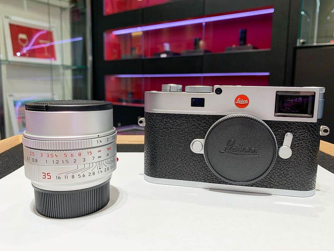 Omotecho Style Storeさんのインスタグラム写真 - (Omotecho Style StoreInstagram)「【Leica（ライカ）】 ライカM11 シルバー・クローム（商品番号：20203） ライカ ズミルックスM f1.4/35mm ASPH.〈NEW〉シルバー（商品番号：11727） ライカ ズミルックスM f1.4/35mm ASPH.ブラック（商品番号：11663）  ライカが長年培ってきた知識・技術・経験が詰まったカメラ『Mシリーズ』。 そのMシリーズの現行モデル『M11 シルバー・クローム』は、トップカバーの素材に真鍮を採用し、クラシカルな雰囲気に仕上がっています。  また、M11と合わせてご紹介するレンズは『ズミルックスM f1.4/35mm ASPH.〈NEW〉シルバー』。 ズミルックスM f1.4/35mmの新モデルで、現在お問合せを頂く事の多いレンズの一つ。  なお、上記レンズの一代前の『ズミルックスM f1.4/35mm ASPH.ブラック』も現在当店に在庫がございます。  来月11月3日(金)から12日(日)の10日間は、ライカイベントを催す予定にしています。 イベントにお越し頂くのと合わせて、ご検討頂ければと思います。  #ライカ #ライカカメラ #ライカm #ライカm11 #ライカm11シルバークローム  #カメラレンズ #ズミルックス #ズミルックス35mm  #表町スタイルストア #岡山表町 #岡山表町商店街  #leica #leicacamera #leicam11  #summlux #summlux35mm  #omotechostylestore #okayama」10月5日 17時07分 - omotechostylestore