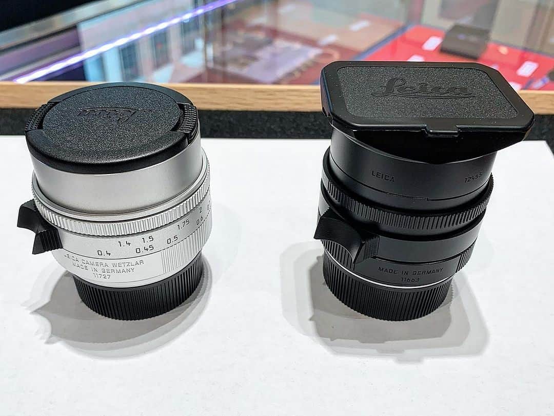 Omotecho Style Storeさんのインスタグラム写真 - (Omotecho Style StoreInstagram)「【Leica（ライカ）】 ライカM11 シルバー・クローム（商品番号：20203） ライカ ズミルックスM f1.4/35mm ASPH.〈NEW〉シルバー（商品番号：11727） ライカ ズミルックスM f1.4/35mm ASPH.ブラック（商品番号：11663）  ライカが長年培ってきた知識・技術・経験が詰まったカメラ『Mシリーズ』。 そのMシリーズの現行モデル『M11 シルバー・クローム』は、トップカバーの素材に真鍮を採用し、クラシカルな雰囲気に仕上がっています。  また、M11と合わせてご紹介するレンズは『ズミルックスM f1.4/35mm ASPH.〈NEW〉シルバー』。 ズミルックスM f1.4/35mmの新モデルで、現在お問合せを頂く事の多いレンズの一つ。  なお、上記レンズの一代前の『ズミルックスM f1.4/35mm ASPH.ブラック』も現在当店に在庫がございます。  来月11月3日(金)から12日(日)の10日間は、ライカイベントを催す予定にしています。 イベントにお越し頂くのと合わせて、ご検討頂ければと思います。  #ライカ #ライカカメラ #ライカm #ライカm11 #ライカm11シルバークローム  #カメラレンズ #ズミルックス #ズミルックス35mm  #表町スタイルストア #岡山表町 #岡山表町商店街  #leica #leicacamera #leicam11  #summlux #summlux35mm  #omotechostylestore #okayama」10月5日 17時07分 - omotechostylestore